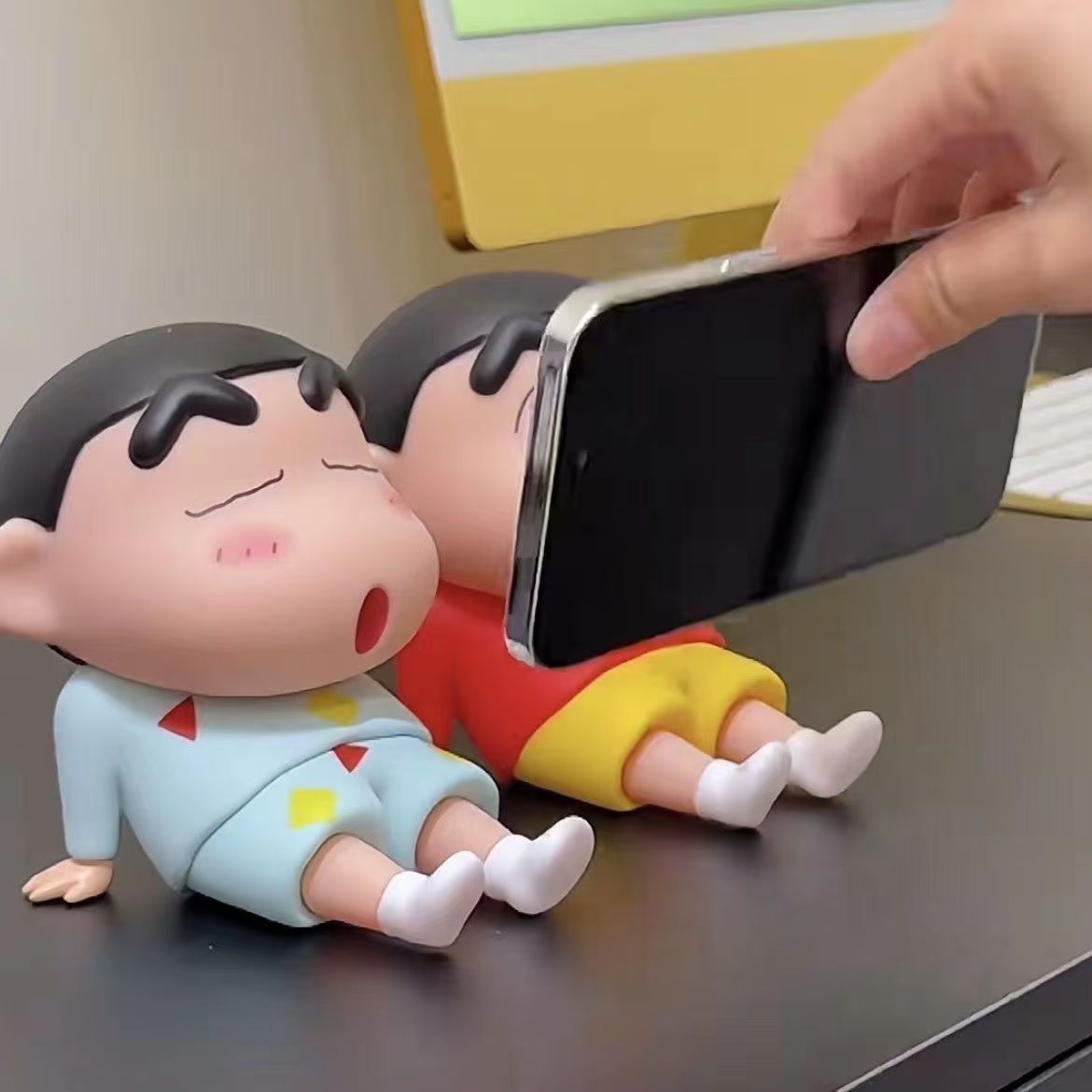 New Cartoon Crayon Shin-Chan Mobile Phone Stand Home Office Desktop Lazy Tablet Stand Multi-Purpose Stand