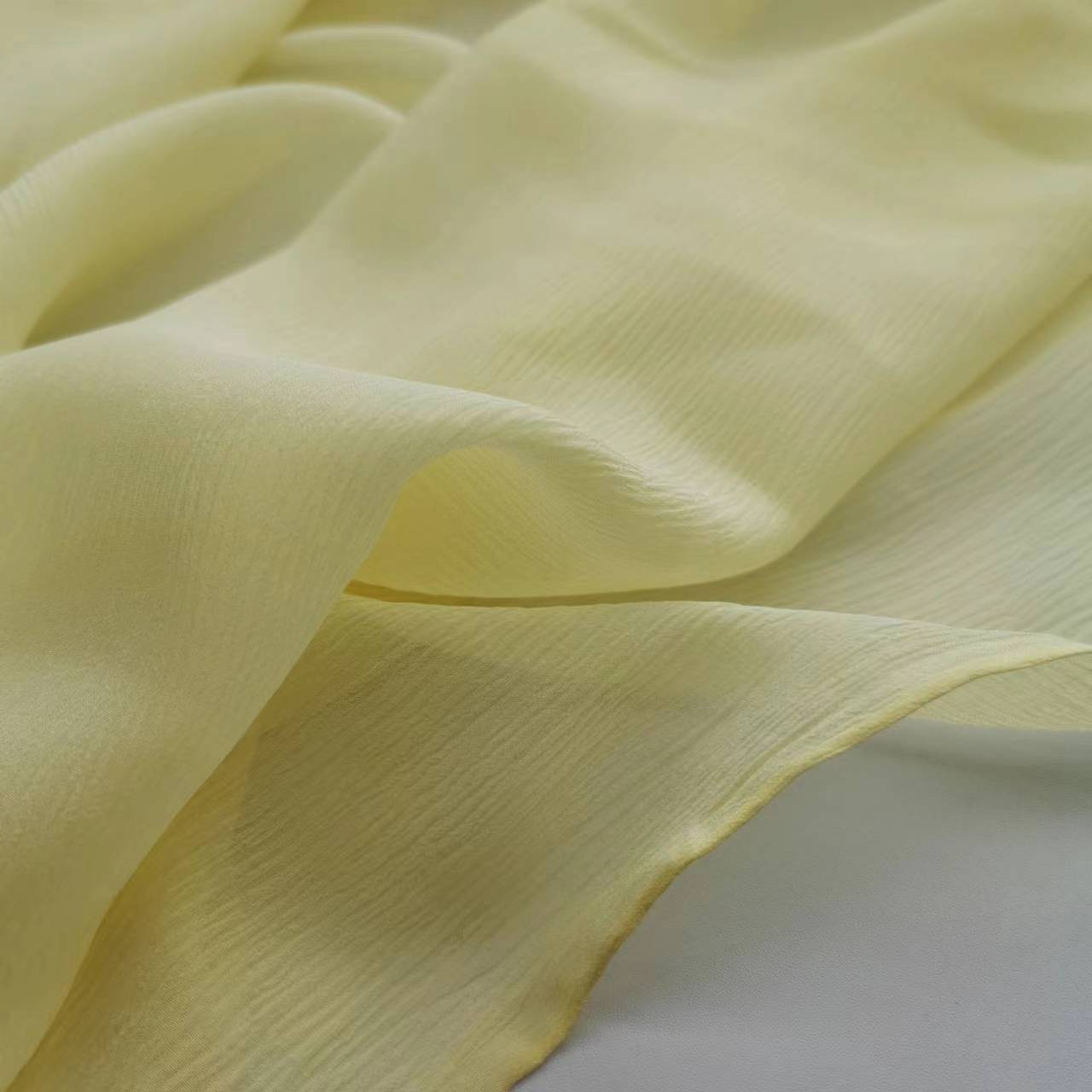 Бежевая шелковая ткань с морщинами 10 мм, дышащая, для юбок