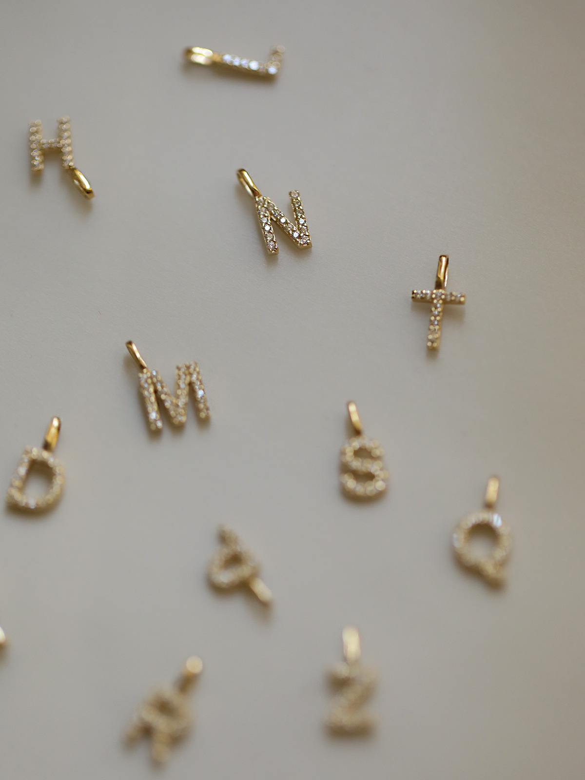 Ваше имя ~ Ожерелье из серебра S925, покрытое 14K золотом, кулон с 26 буквами, милое мини-ожерелье для пар