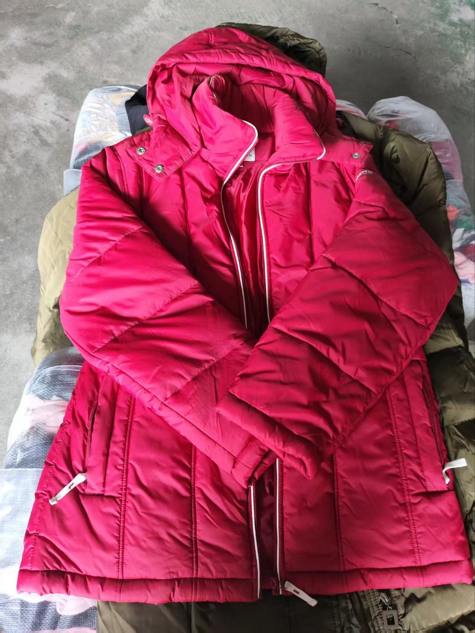 Second-Hand Clothes from Africa, Women's Cotton Jackets, Coats, Etc. 2 Yuan, 3 Yuan, 0.5kg Yuan, 0.5kg Yuan Per Pound