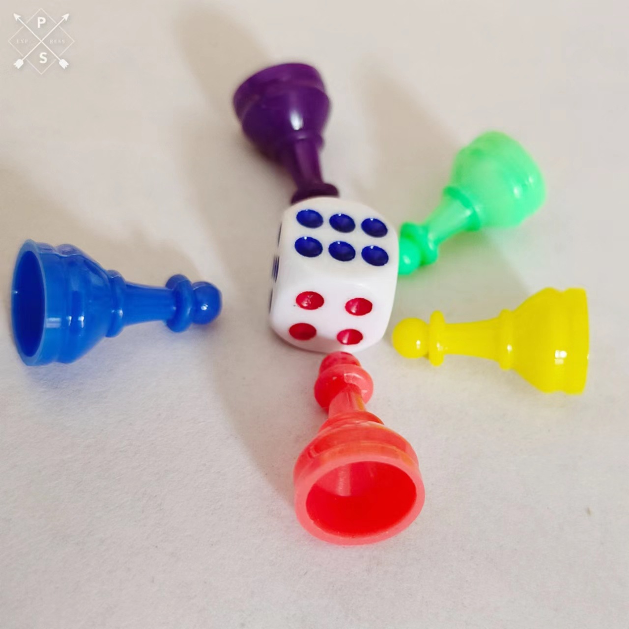 Spot supply of various models of colored chess dice checkers game chess flying chess backgammon