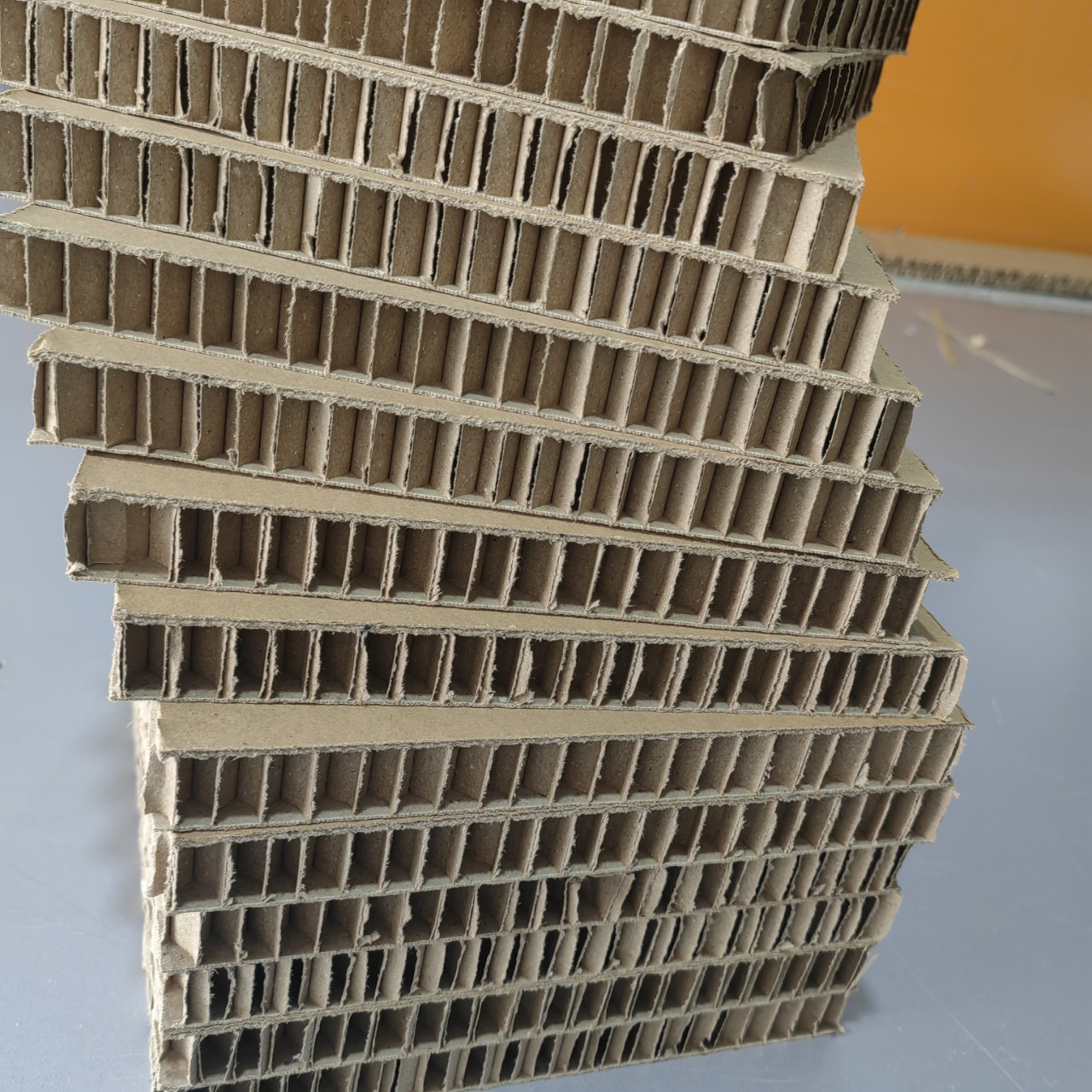 Dongguan Changping High-Strength Honeycomb Cardboard Honeycomb Paper Core Board Paper Packaging Transportation Reinforced Kraft Paperboard for Environmental Protection