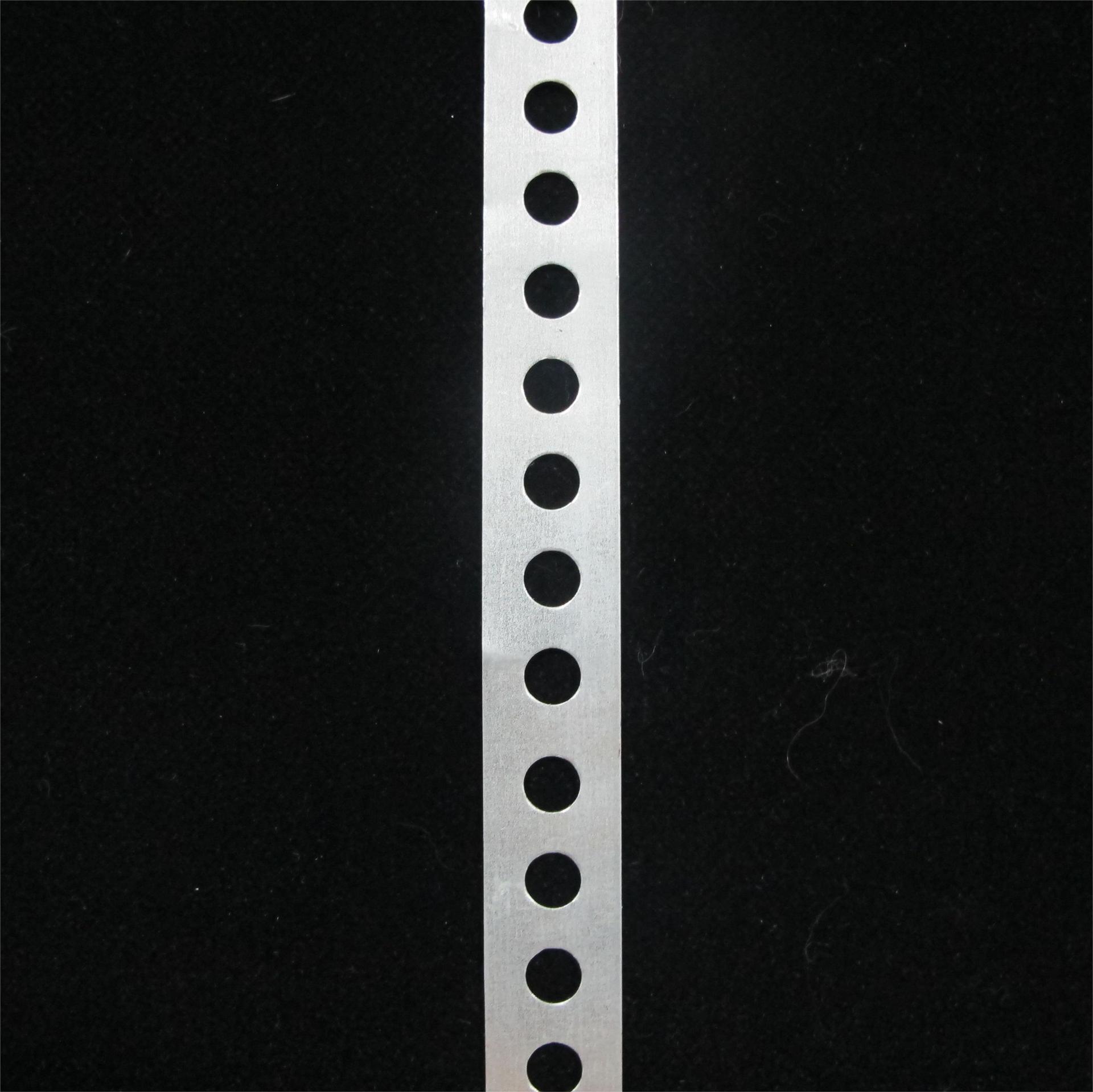 Производитель настраивает металлические кабельные стяжки, многоотверстные фиксирующие ремни, многоразмерные металлические детали с пробитыми стропами