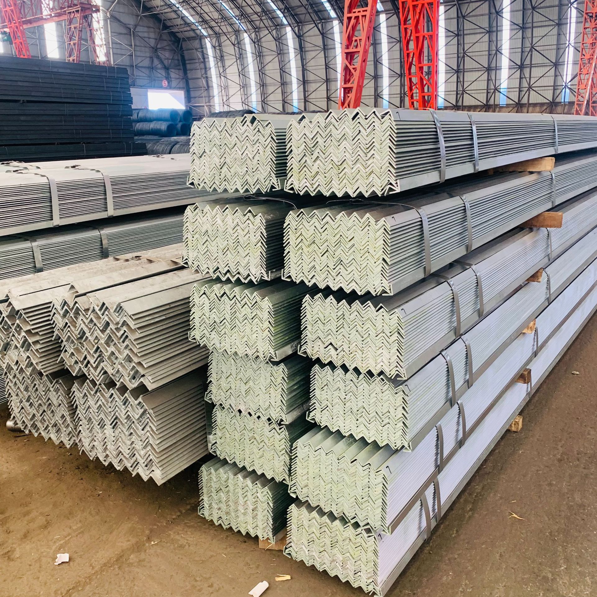 Galvanized Angle Steel Triangle Iron Bracket Whole Angle Steel Anti-Oxidation Universal Angle Steel Building Materials Low Alloy Hot Rolled Angle Iron