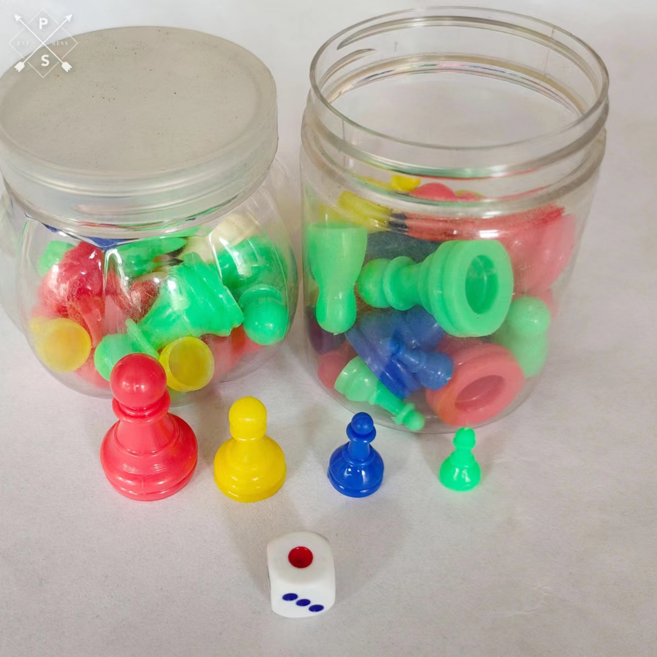 Spot supply of various models of colored chess dice checkers game chess flying chess backgammon