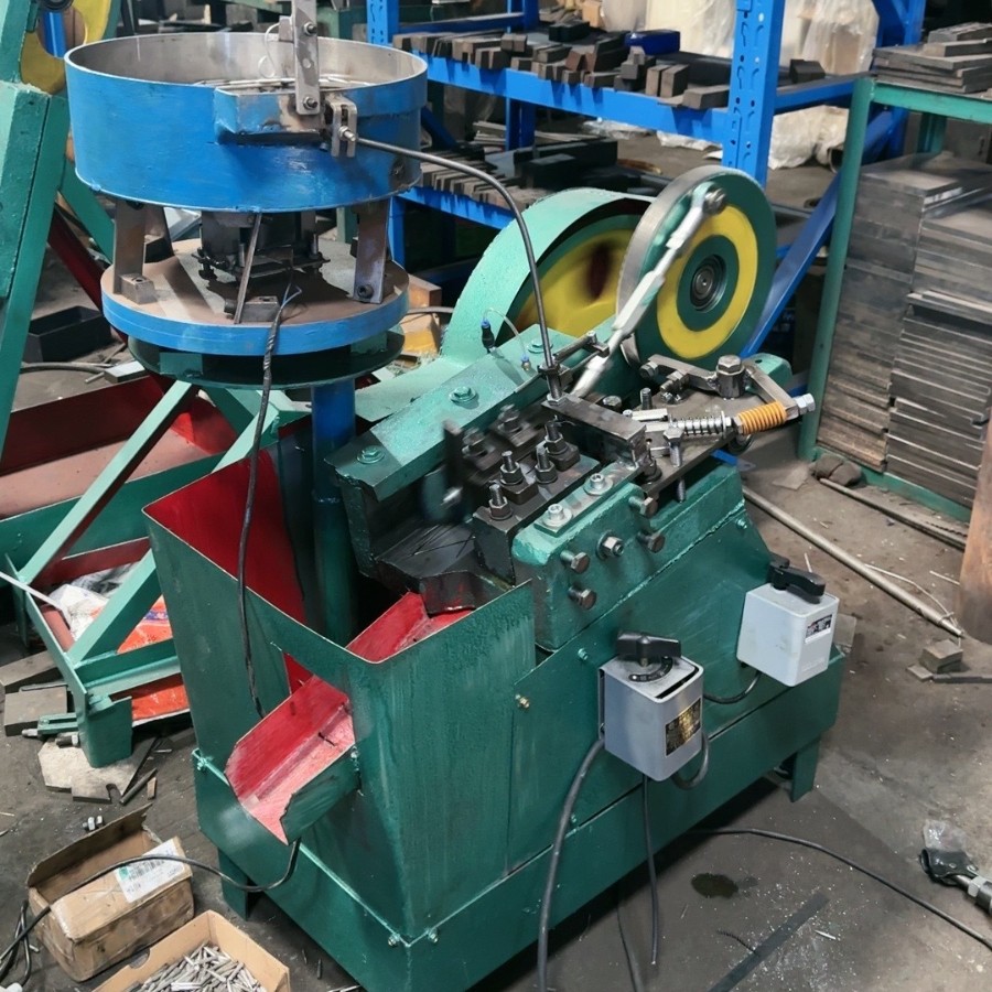 Полностью автоматическая машина для нарезки резьбы M6/207, может быть настроена, небольшая вертикальная одноголовочная машина для нарезки резьбы, фасочная машина, машина для насечек