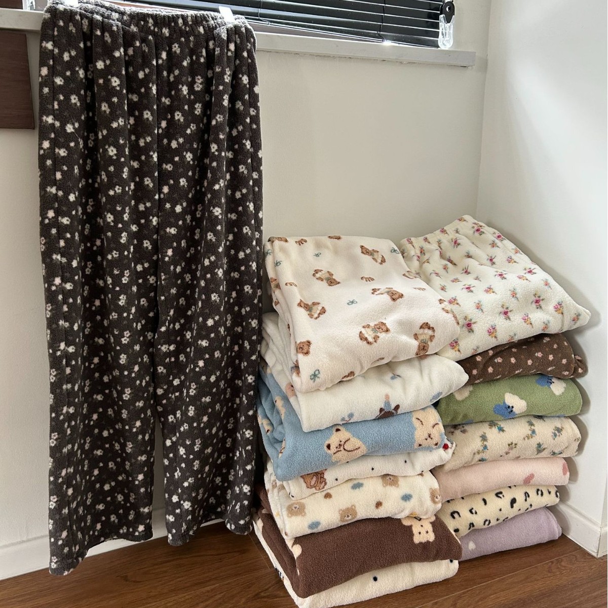 2025 Winter Snowflake Velvet Thickeneded Warm Elastic Waist Floral Cute Loose Pajamas Home Pants Can Be Worn Outside