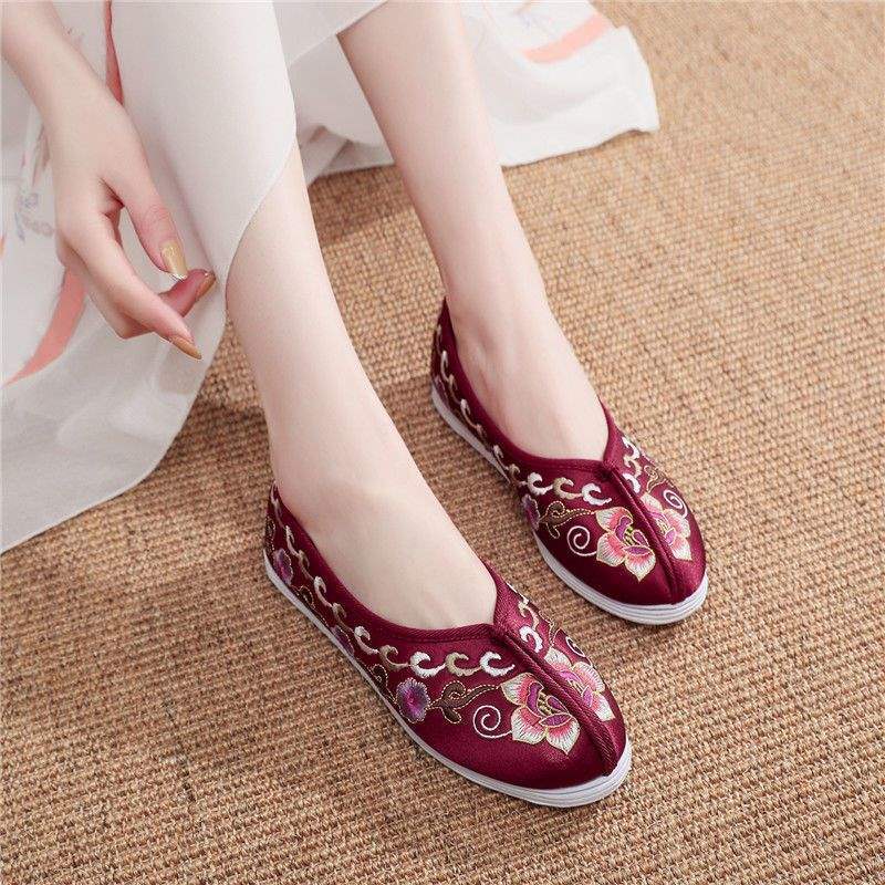 Layered Cloth-Soled Shoes, Old Beijing Embroidered Shoes, Ethnic Style Adult Handmade Shoes, Mother's Shoes, Dance Shoes, Silks and Satins