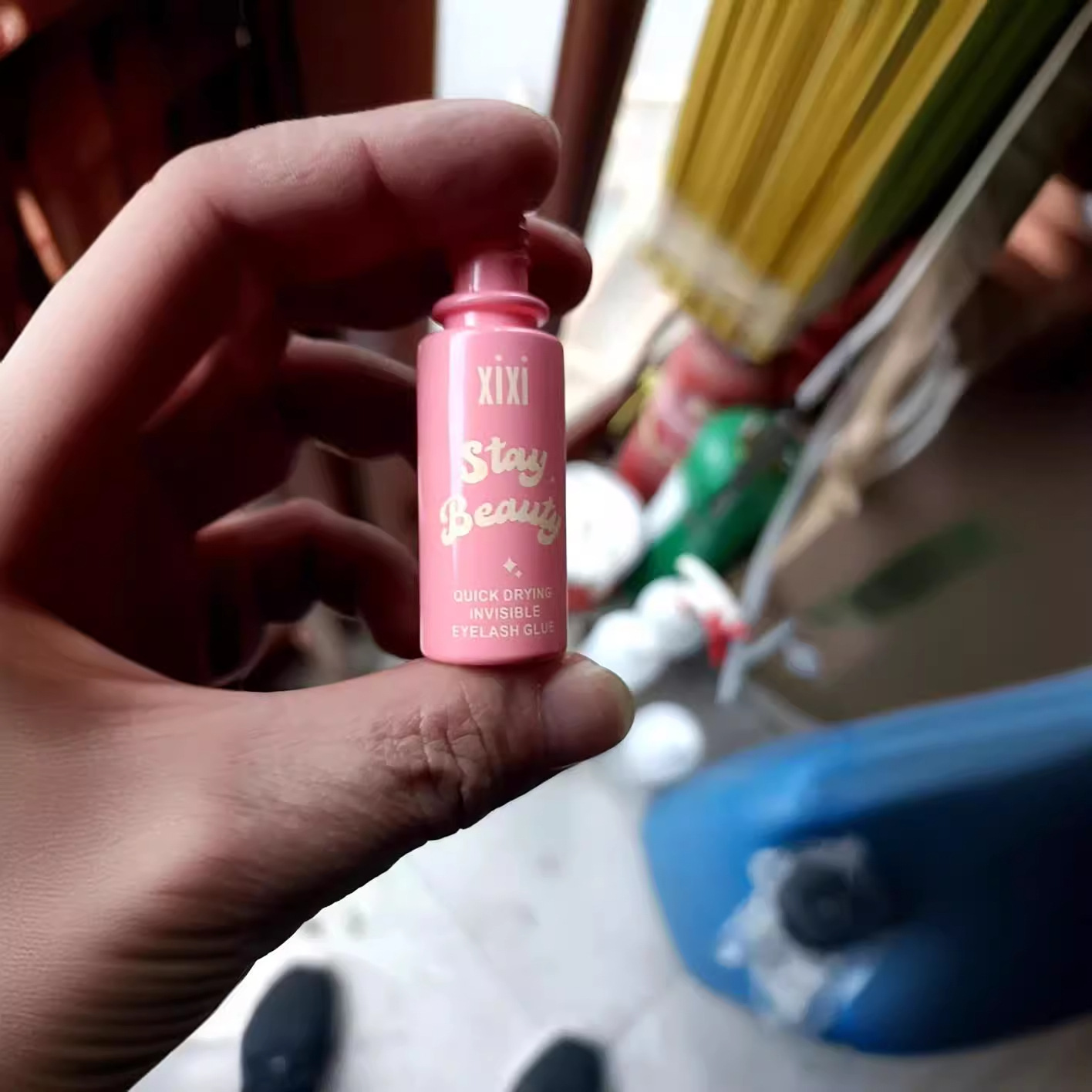 8ml False Eyelash Glue Wholesale Waterproof and Sweatproof Mild Quick-Drying Eyelash Glue Manufacturer Traceless