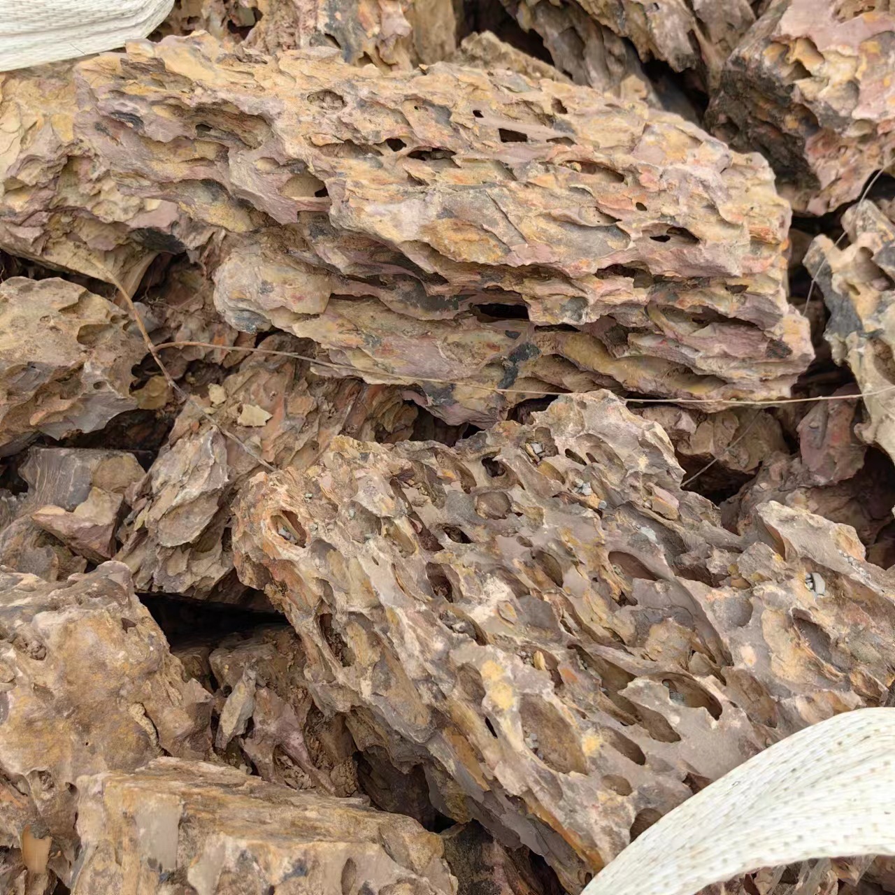 Factory wholesale pine skin stone micro landscape decoration landscape stone aquarium landscape stone water grass rockery small cut bottom