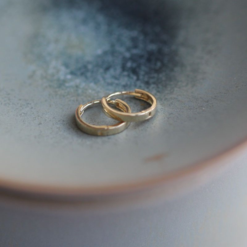 Гладкие серьги шириной 1.8 мм, легкие из 9K золота, простые маленькие серьги