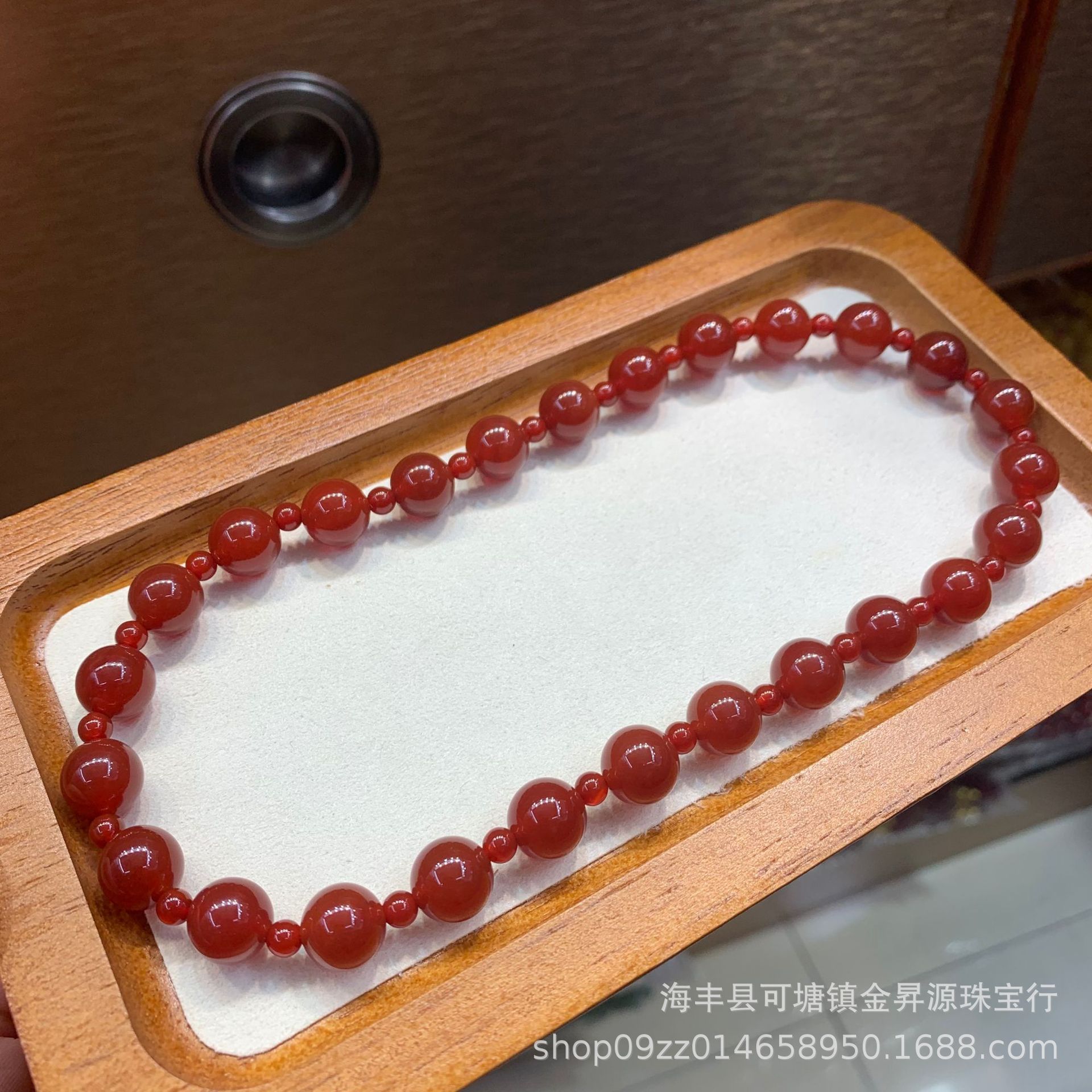 Let Me Shine: Xu Yan Zhao Lusi's Same Style Natural Red Agate Bracelet, Light Luxury Fashion Stackable Women's Bracelet, Live Broadcast Version