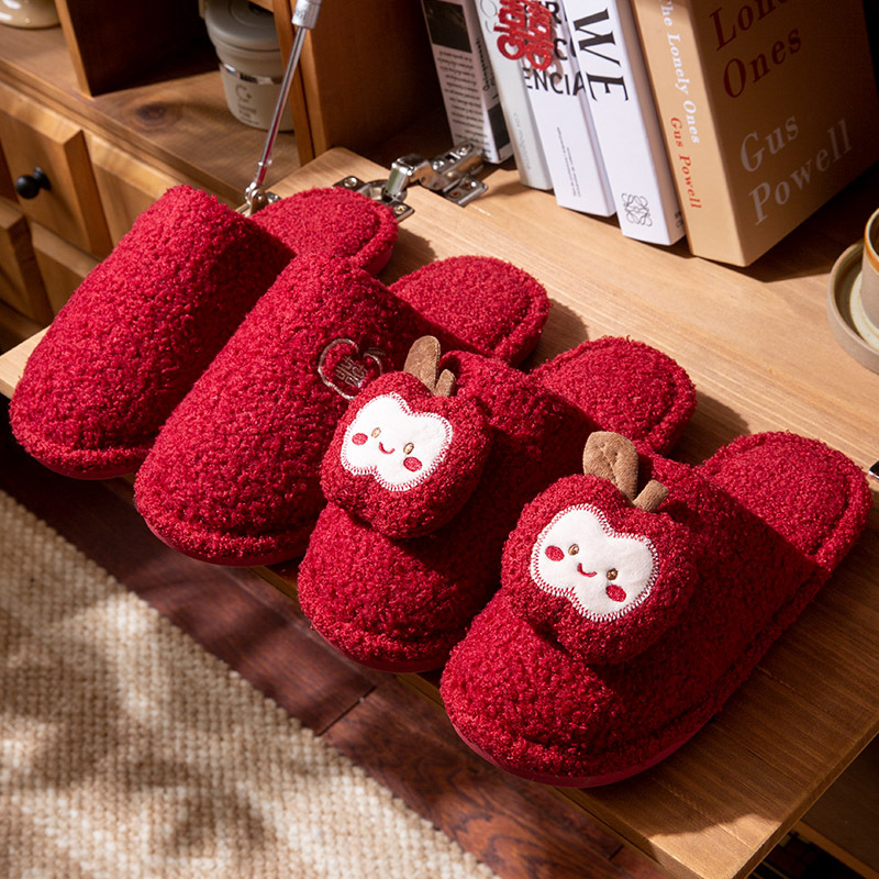 A Pair of Red Wedding Slippers for the Bride and Groom in Winter, Wedding Slippers for the Bride and Groom, Baotou Home Wedding Slippers for the Newlyweds