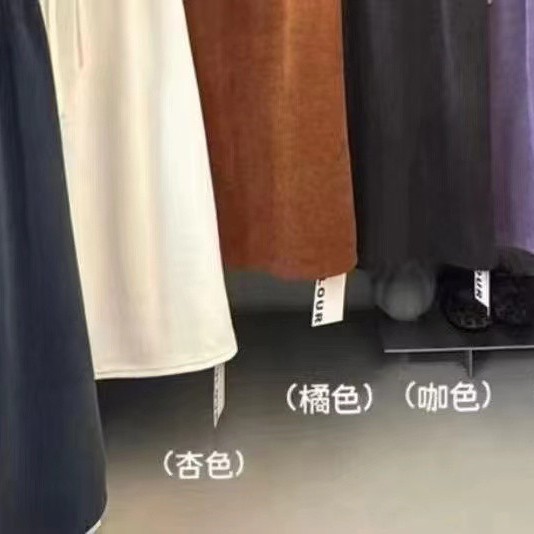 11 Pit Polyester Corduroy Belongs to the Category of Finer Corduroy, with Fine Velvet Strips and Soft Surface Texture