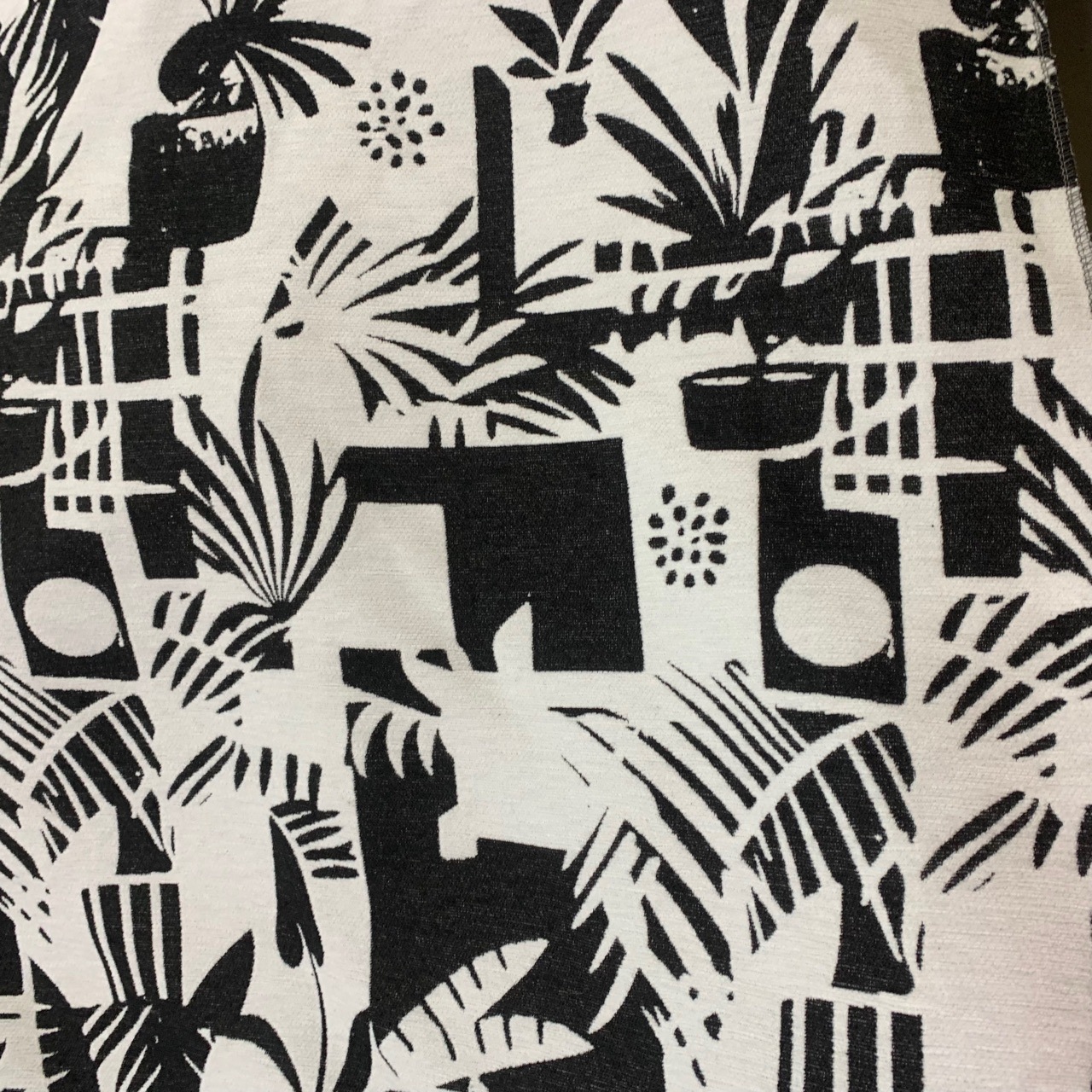 Жаккардовая ткань шенилл черно-белого цвета с современным стилем