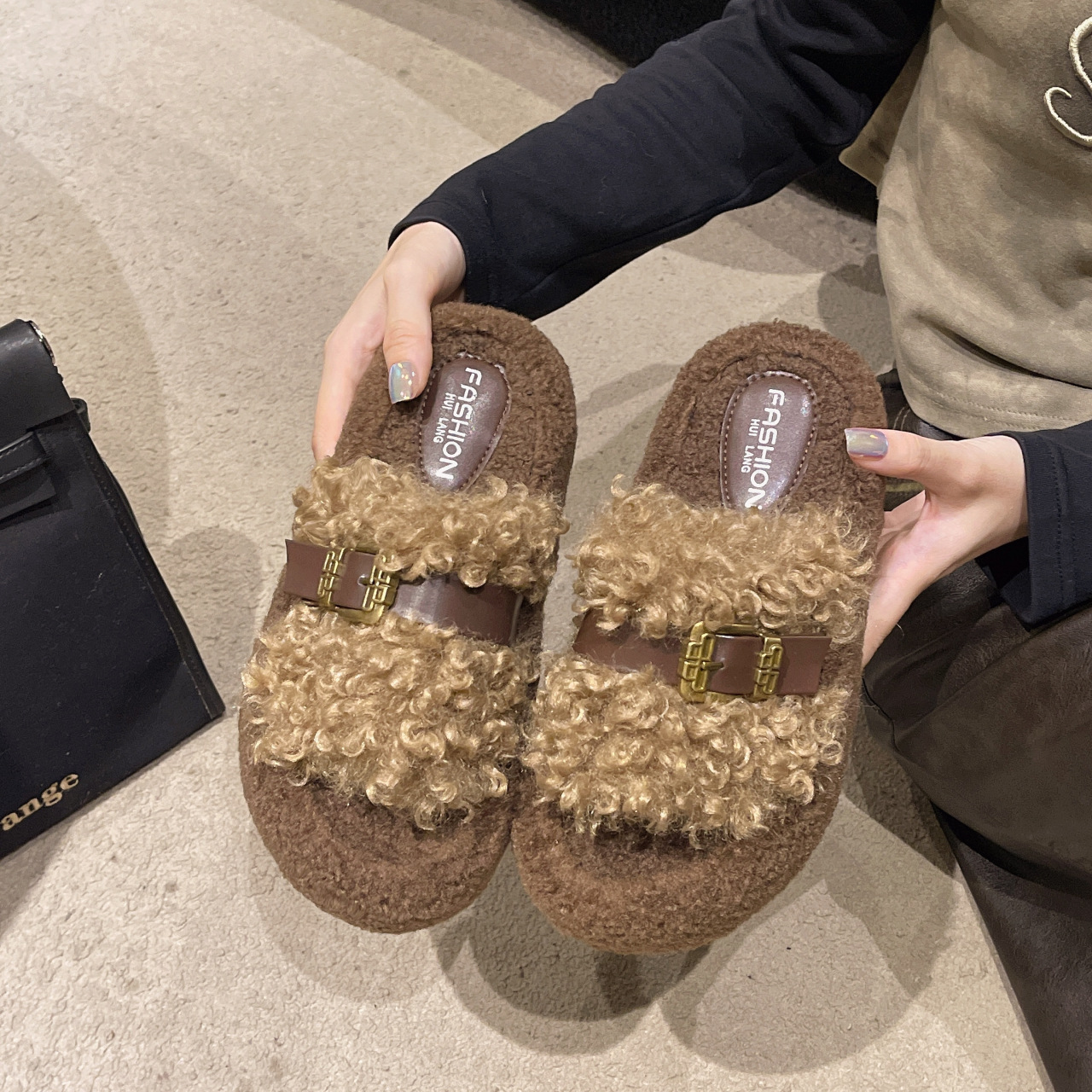 Теплые толстосоленные тапочки для женщин с пряжкой, оптовая продажа, пушистые хлопковые тапочки, осень 2025