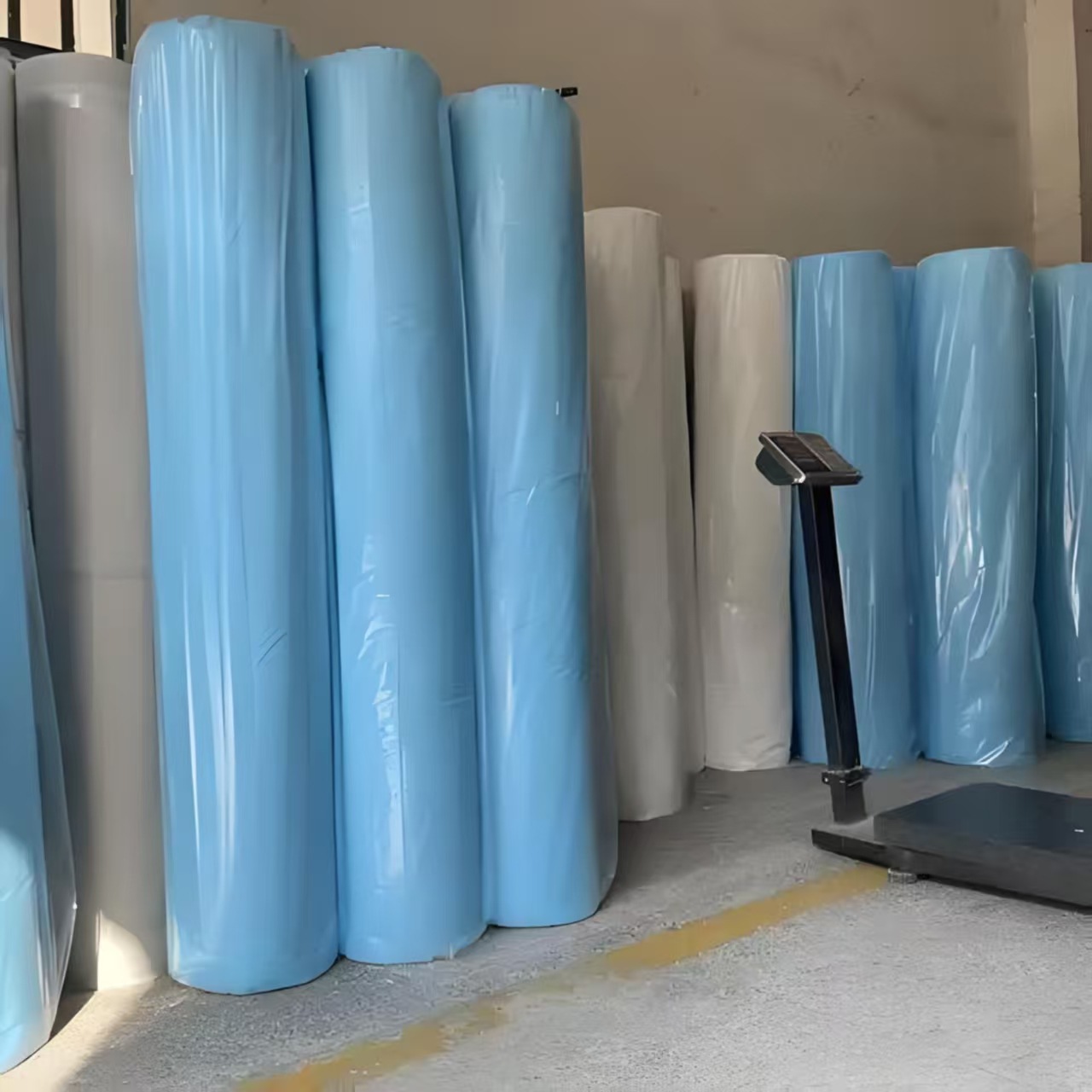 Factory Direct Sales Clothing Cutting Bed Compartment Color Non-Woven Fabric Agricultural Breeding Dustproof Cloth Non-Fading Whole Roll Wholesale