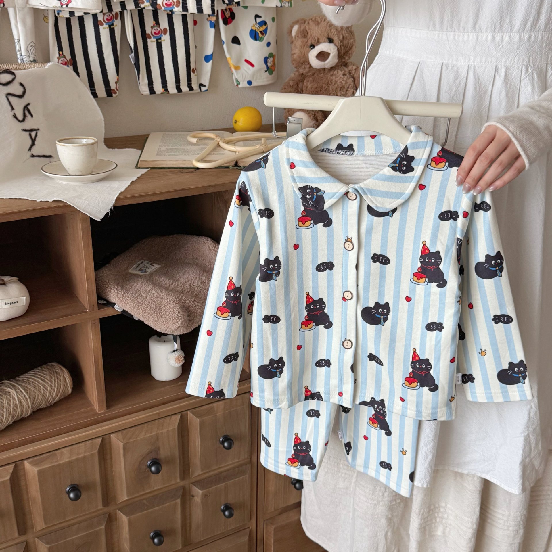 Children's Autumn and Winter Pajamas for Boys and Girls, Cartoon Long-Sleeved Suits, Medium and Large Kidsren's Home Clothes, Baby Lapel Cardigans, Two-Piece Set