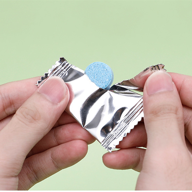 On behalf of the car glass water effervescent film car wiper water concentrated wiper water solid wiper fine glass water to go