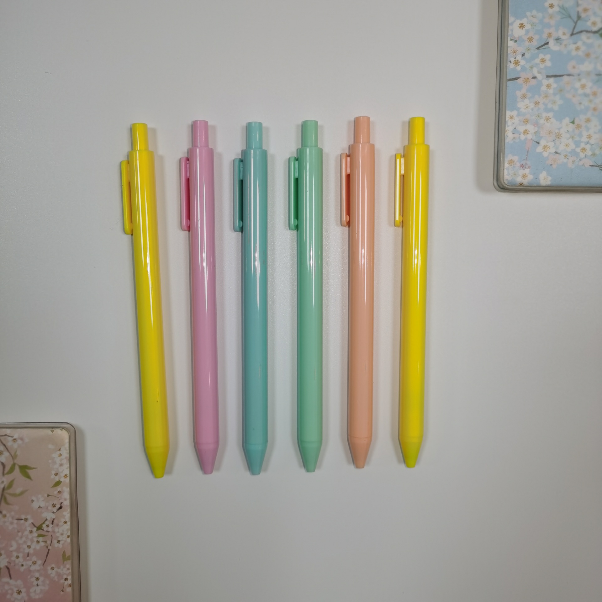 Factory wholesale push-type jumping gel pen middle hook creative students test pen sign pen stationery