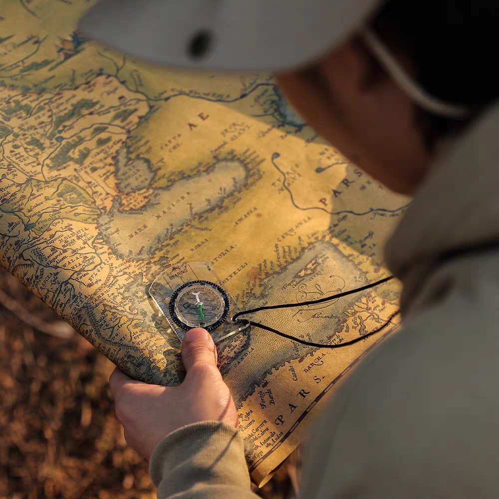 Outdoor transparent mini acrylic scale compass map scale lanyard North needle factory direct sales