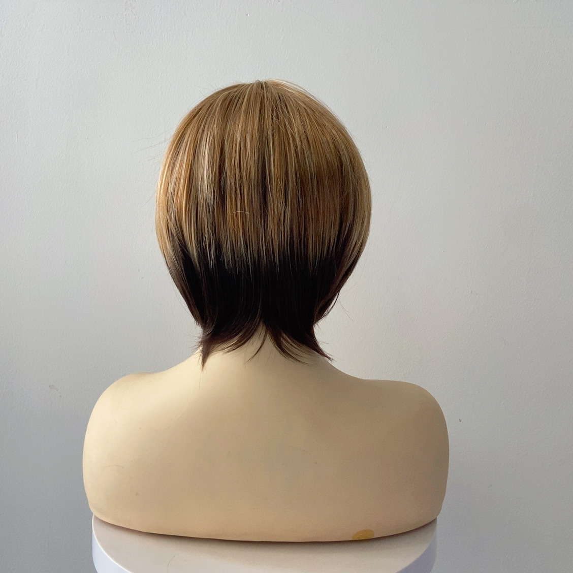 Premium wig cross-border European and American fashion wig women's short straight hair chemical fiber whole top headgear source factory in stock wholesale