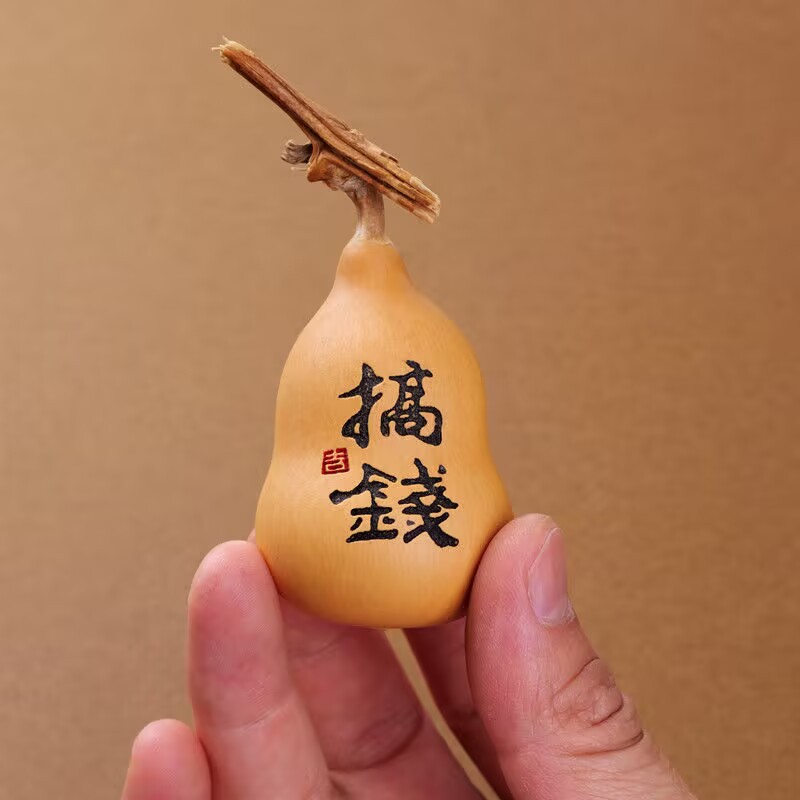 Wholesale natural hand-twisted carved gourd wenwen play play ink carved small gourd net red hot hand-held crafts