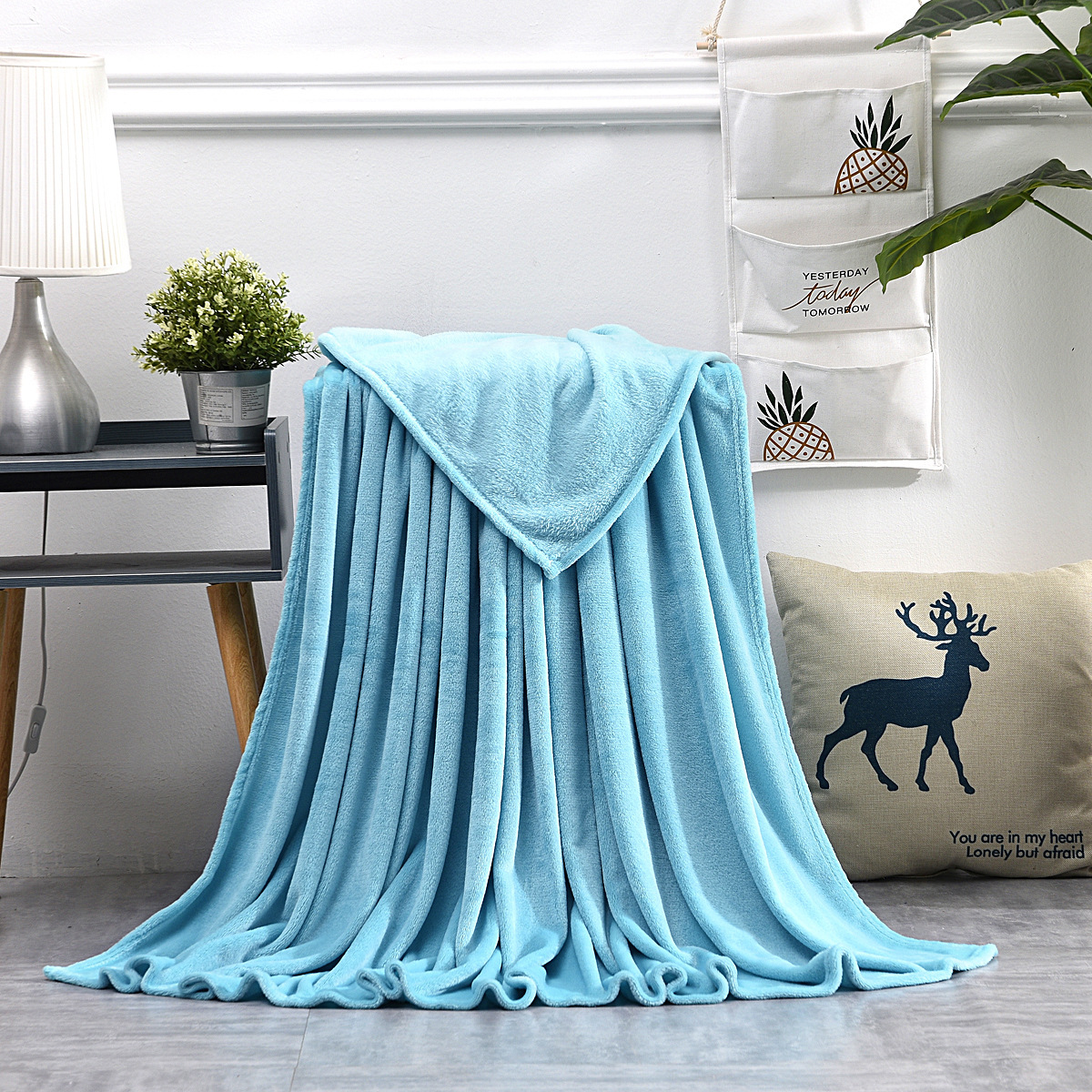 Factory direct spot wholesale plain gift flannel blanket coral fleece blanket thickened milk fleece blanket