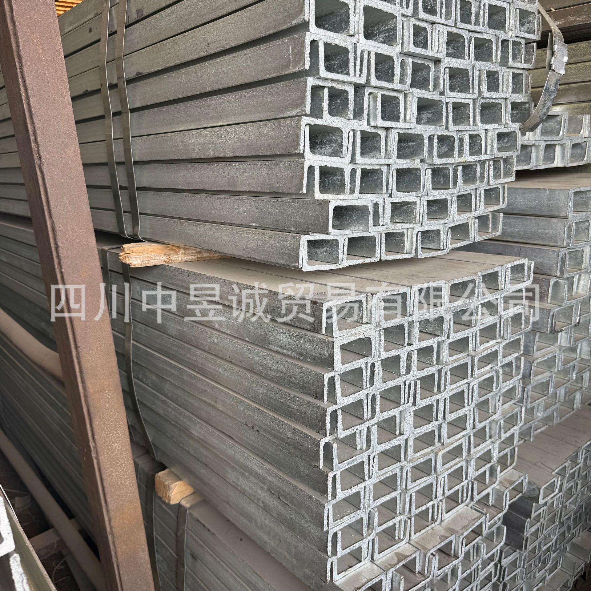 In-Stock Q235Bq345 Channel Steel Sizes 10, 12, 14 for Engineering Workshops, Galvanized Black Direct-Supply Steel Structure Ordinary Channel Steel