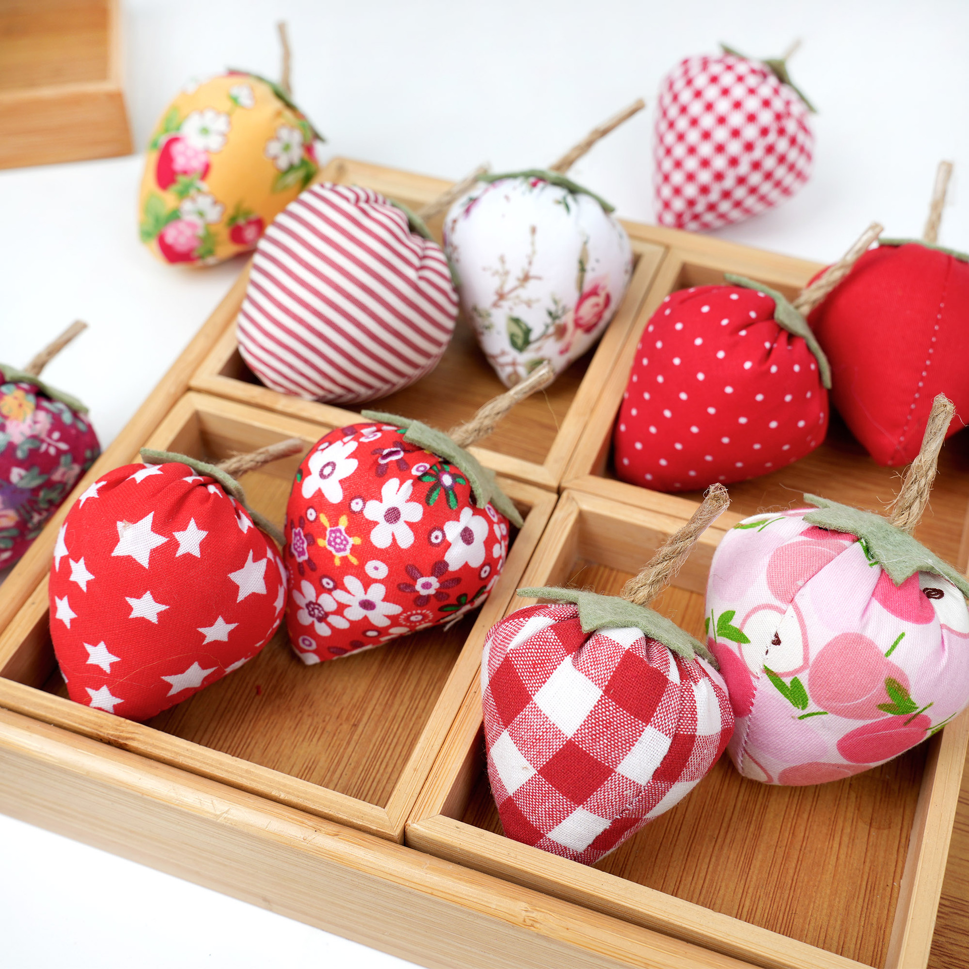 Кросс-бодер, заполненный тканевым хлопком, клубничные домашние украшения, маленькие украшения, популярные подносы для дома в Европе и Америке