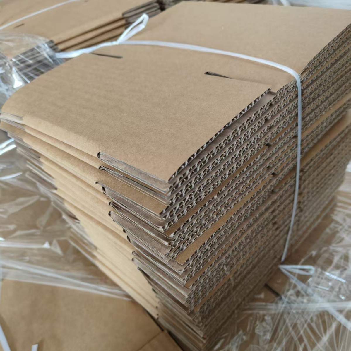 Factory Shutdown Clearance Sale Three-Layer Small Cardboard Boxes for Express Delivery and Pressure-Resistant Taobao Boxes