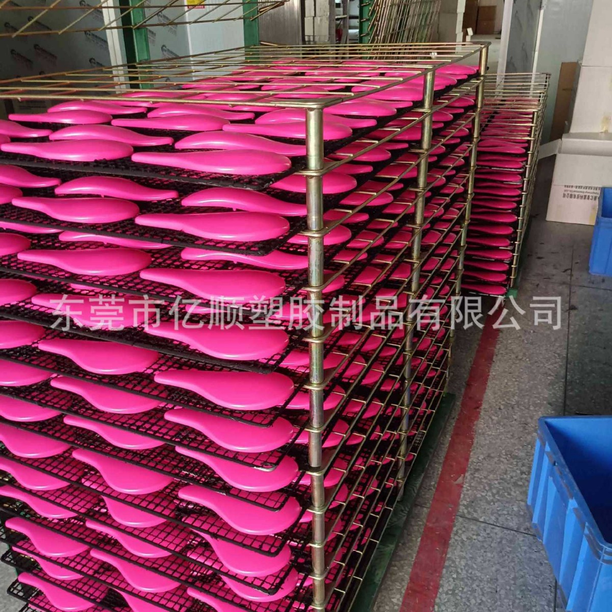 Plastic spray paint spray gold and silver oil Dongguan spray rubber oil spray hand paint plastic spray paint factory spray paint factory