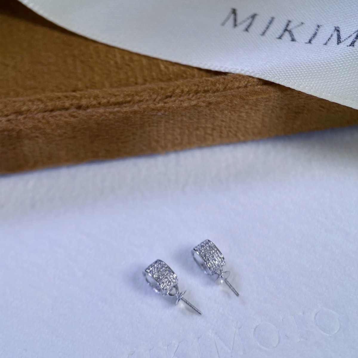 Аксессуары из платины Pt900 простой кулон с инкрустацией белыми цирконами, изображение с бусинами 10-11мм, без цепочки и бусин