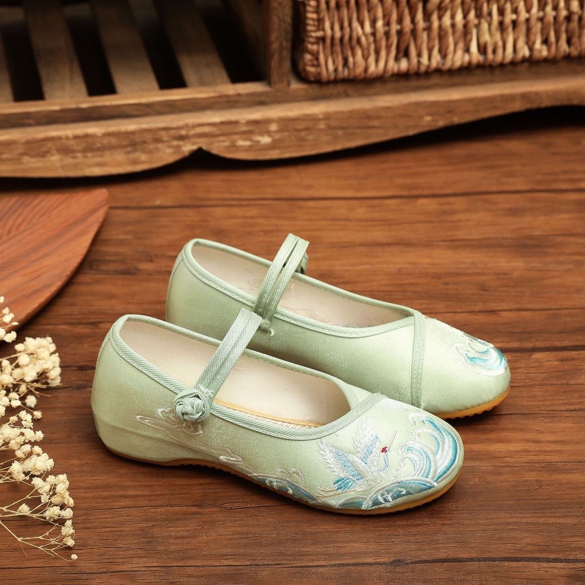 Chinese Style New Beijing Cloth Shoes Retro Silks and Satins Pearl Embroidered Shoes Ethnic Dance Soft Sole Ancient Style Han Dynasty