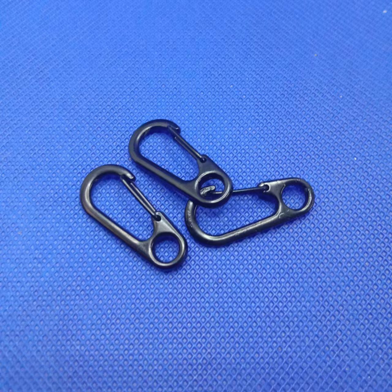 Electroplated zinc alloy black Mini jewelry buckle electroplated spring hanging buckle block hanging buckle outdoor tactical keychain