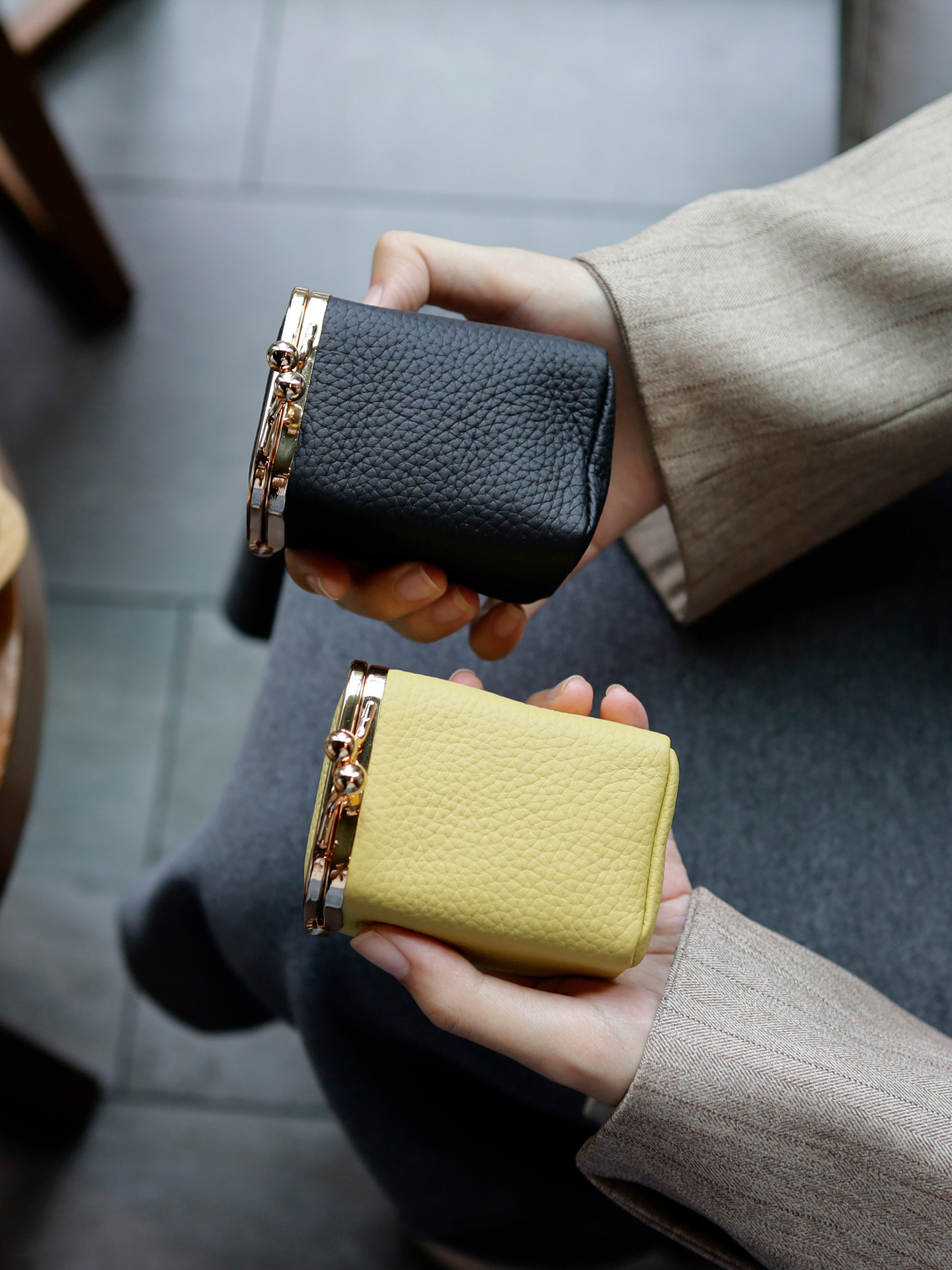 Cross-Border Spot Wholesale Genuine Leather Lipstick Bag with Makeup Mirror Portable First-Layer Cowhide Headphone Storage Bag Wholesale