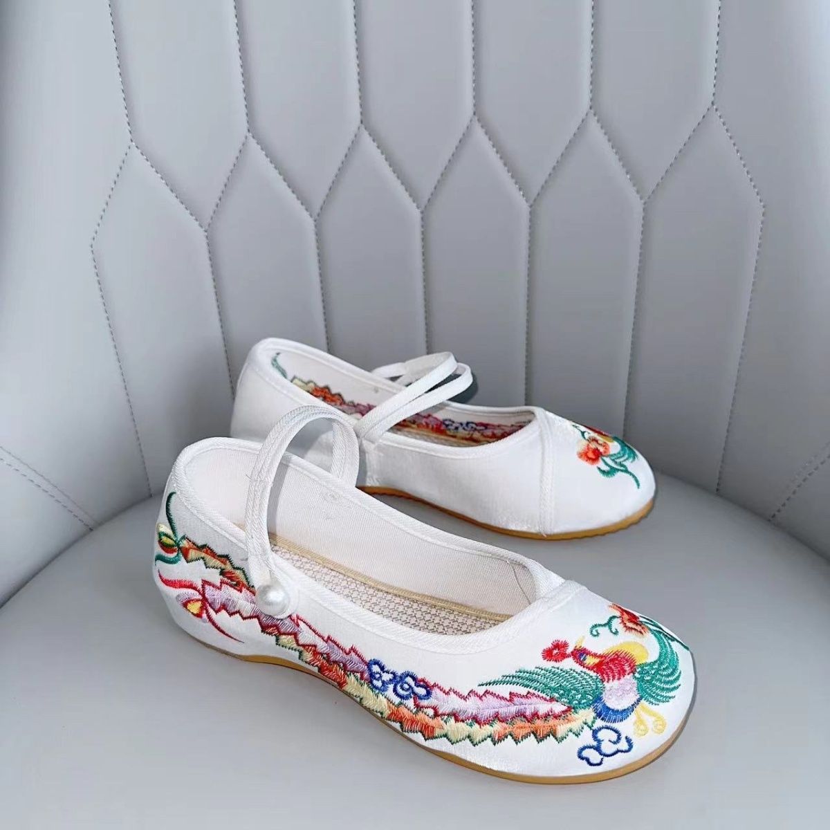 Chinese Style New Beijing Cloth Shoes Retro Silks and Satins Pearl Embroidered Shoes Ethnic Dance Soft Sole Ancient Style Han Dynasty
