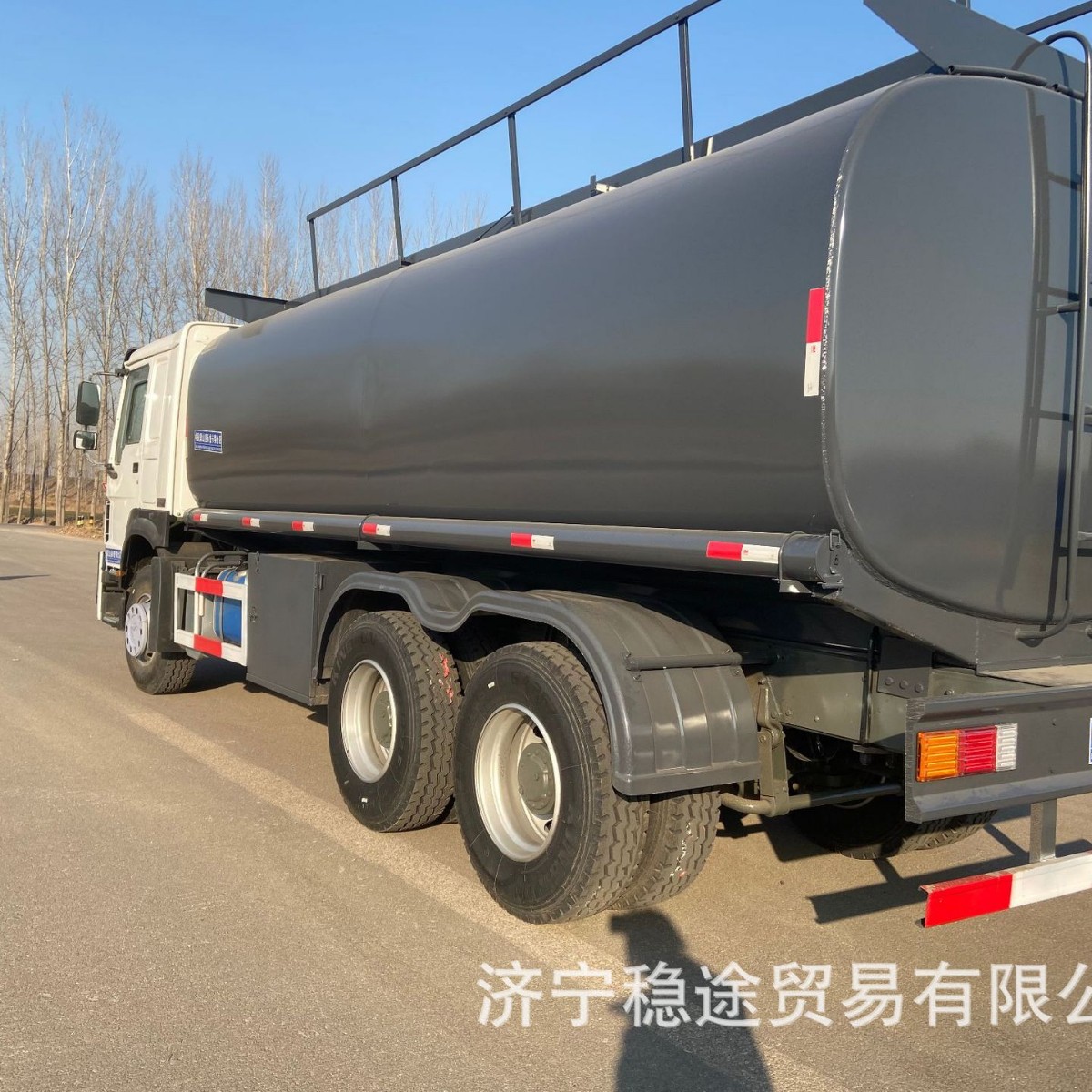 Howo Engineering Oil Tanker, Liquid Transportation Supply Vehicle, Foreign Trade Cross-Border Logistics Liquid Transportation Vehicle