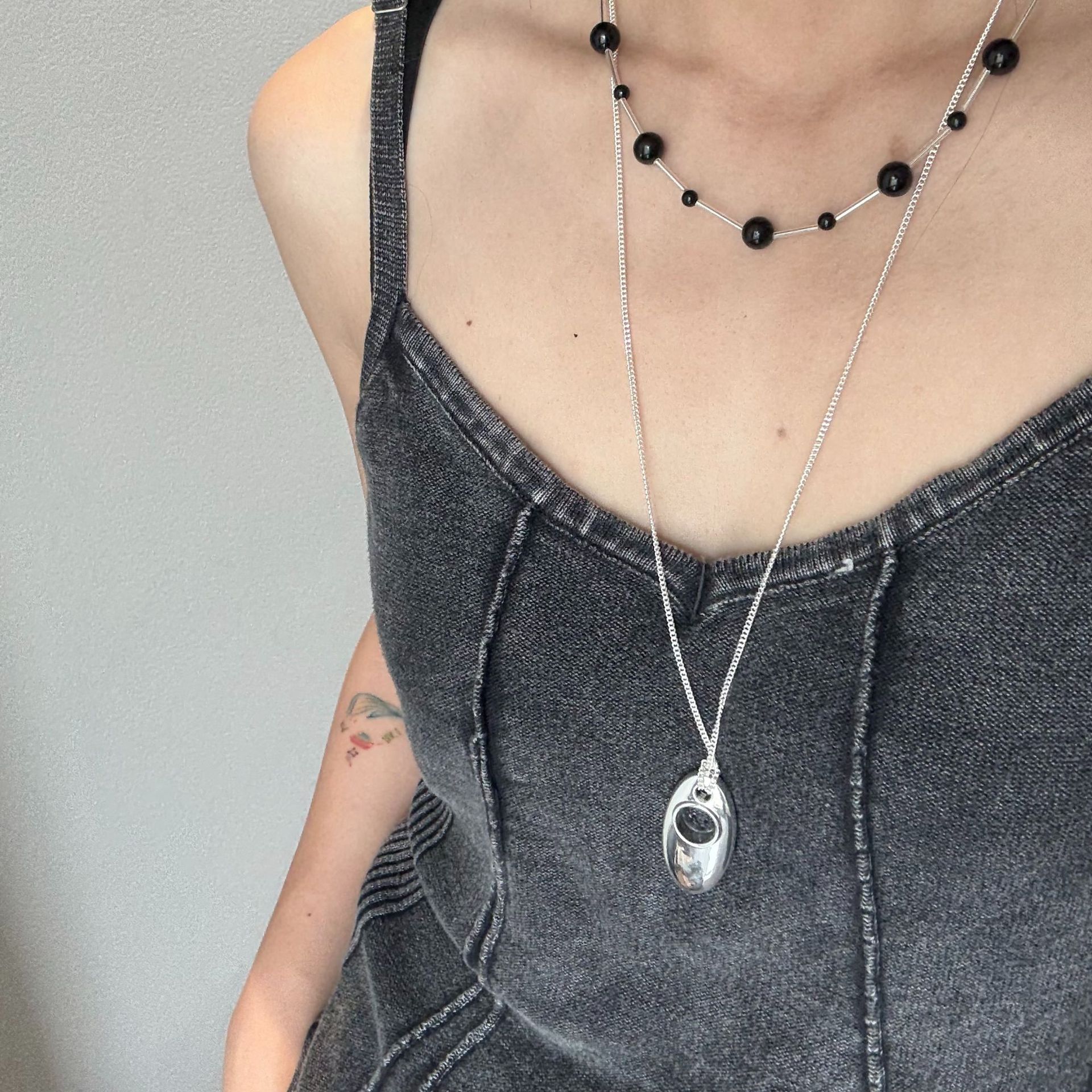 New Light Luxury Niche Necklace, Similar to Uno's Style, Silver Long Sweater Chain with Water Drop Solid Pony Eye Pendant Necklace