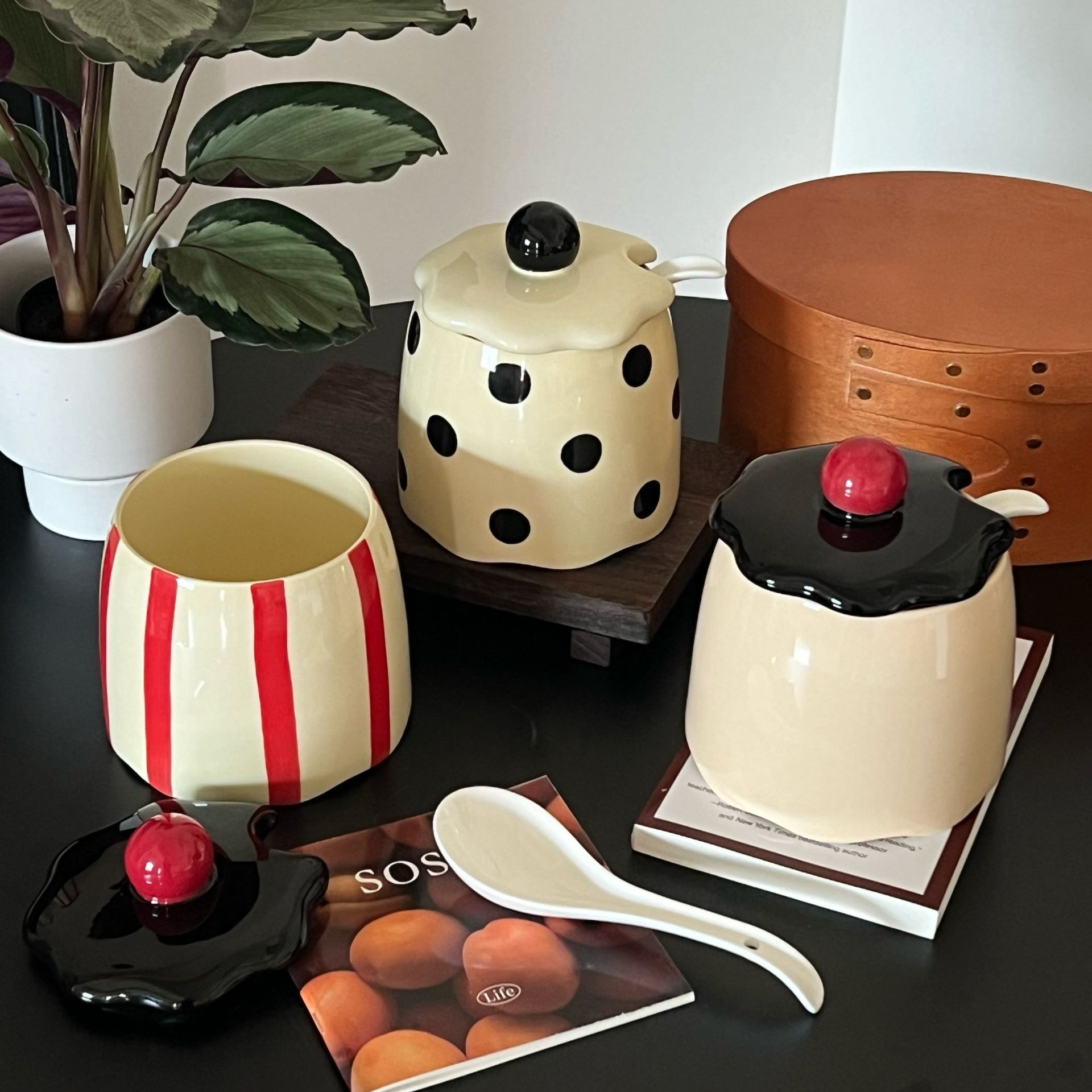 Керамическая банка для жира с ложкой Полосатый горшок для масла Домашняя керамическая банка с высокой температурной устойчивостью