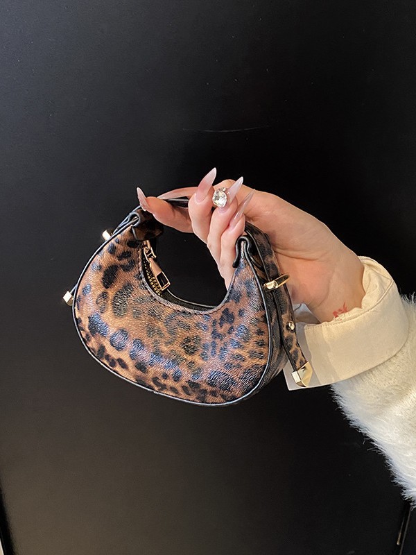 Niche Design Fashion Cute Ins Mini Bag Women's Western Style 2024 New Cross-border Portable Crescent Moon Bag