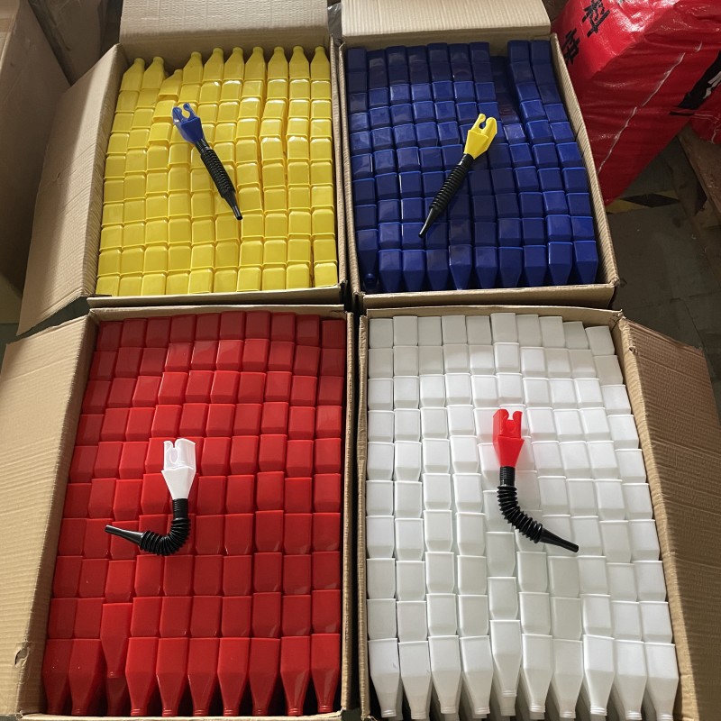 Oil pouring free convenient refueling funnel square thickened bayonet buckle funnel car tanker oil pouring artifact