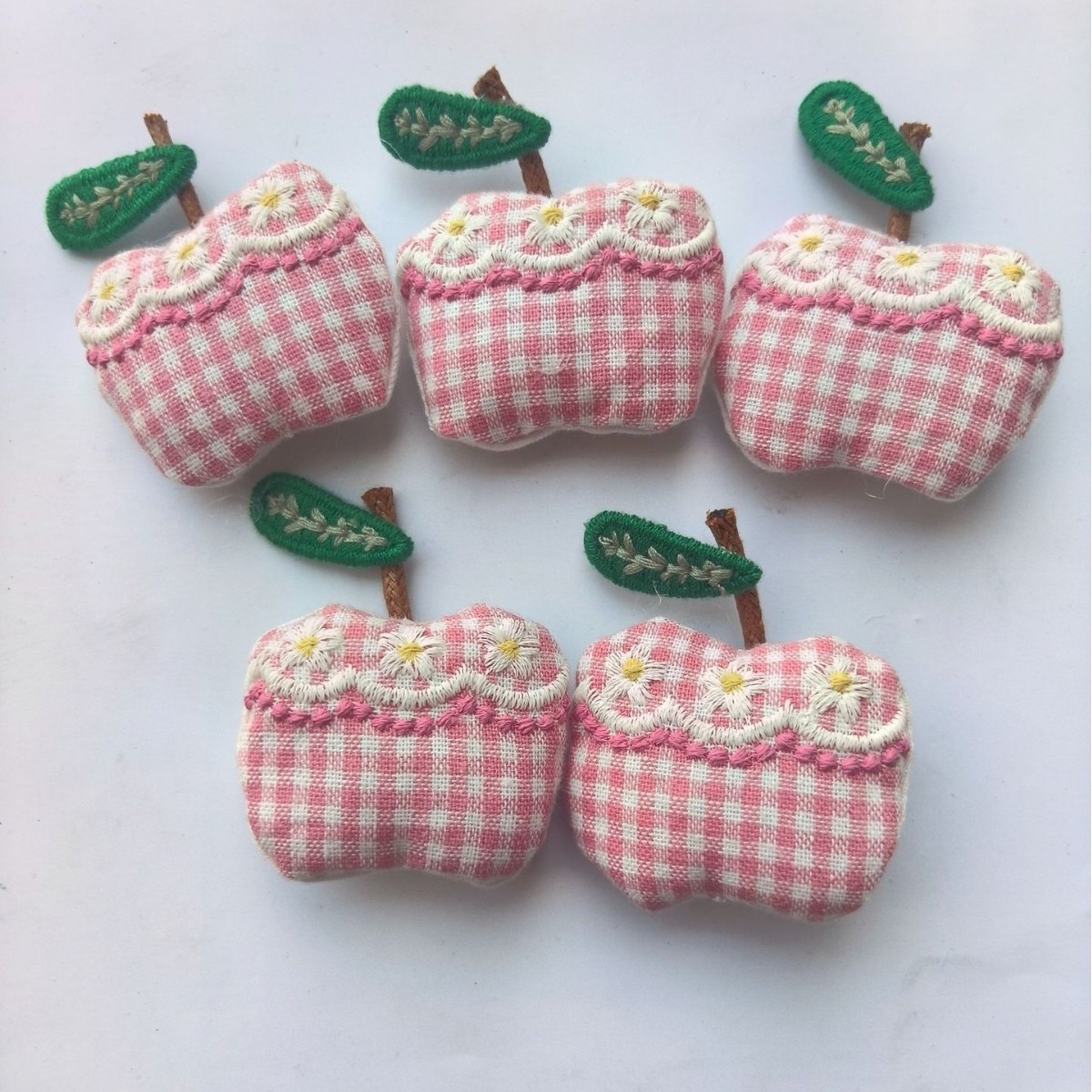 Розовая детская тканевая мягкая игрушка в виде милого мультяшного яблока, заколка для волос, повязка на голову, аксессуары для одежды, подвеска