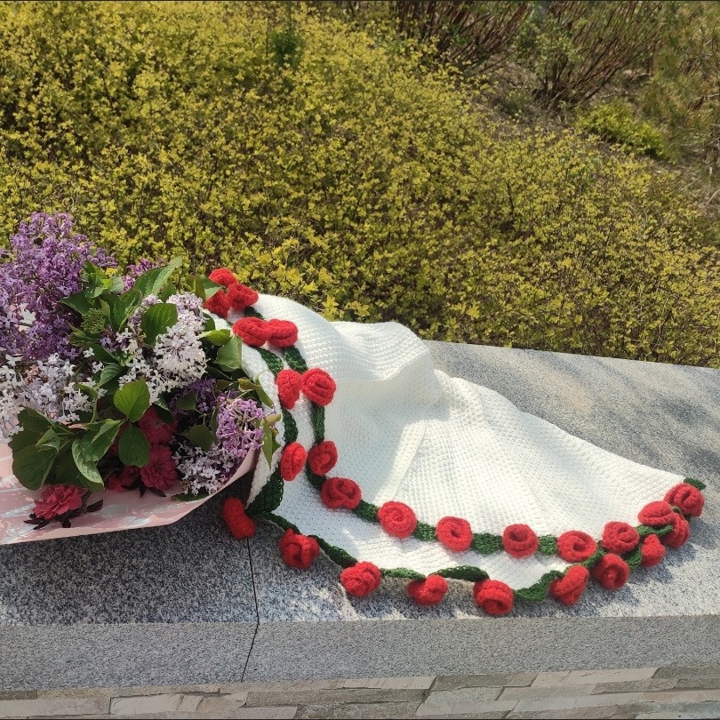 Handmade Finished Rose Bouquet Blanket Not Material Bag Holding Flowers Valentine's Day Gift Office Blanket in stock