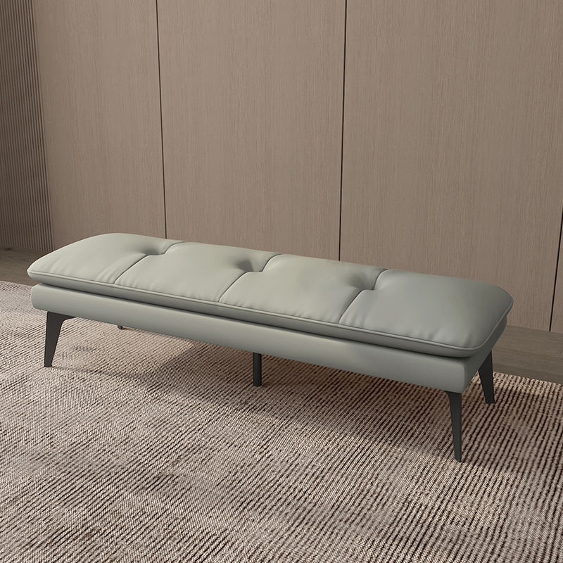 Скамья у кровати, может использоваться как маленький диван для спальни