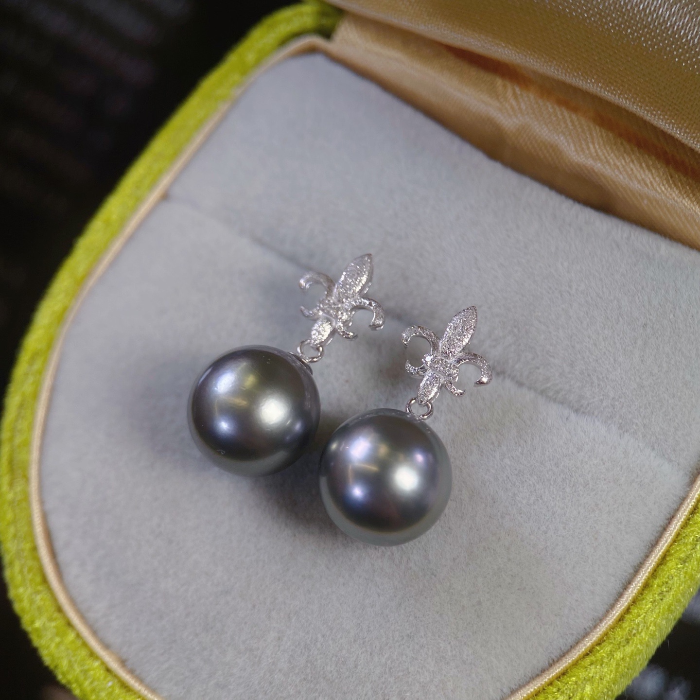 Серьги-гвоздики Pt900 с бриллиантом D 0.02Ct, изображение с бусинами 11-12мм без бусин