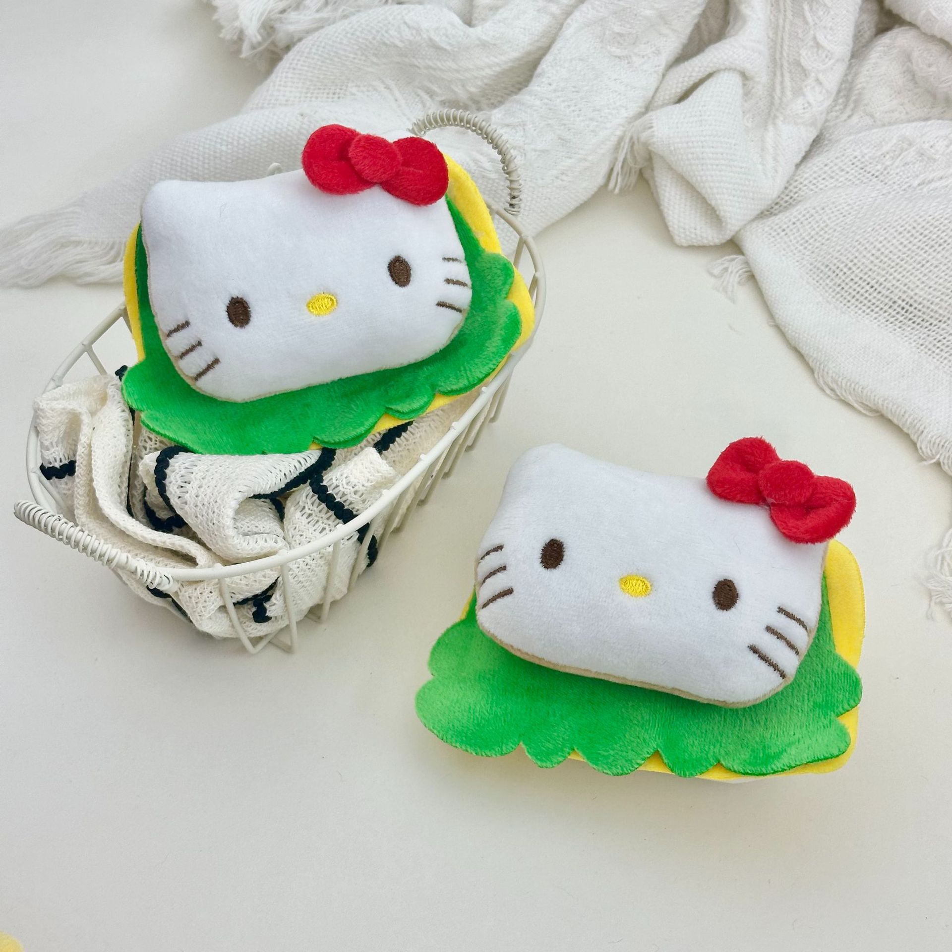 Popular Night Market Claw Machine Squeaky Hamburger Kitty Keychain Hamburger Capybara Plush Toy Pendant
