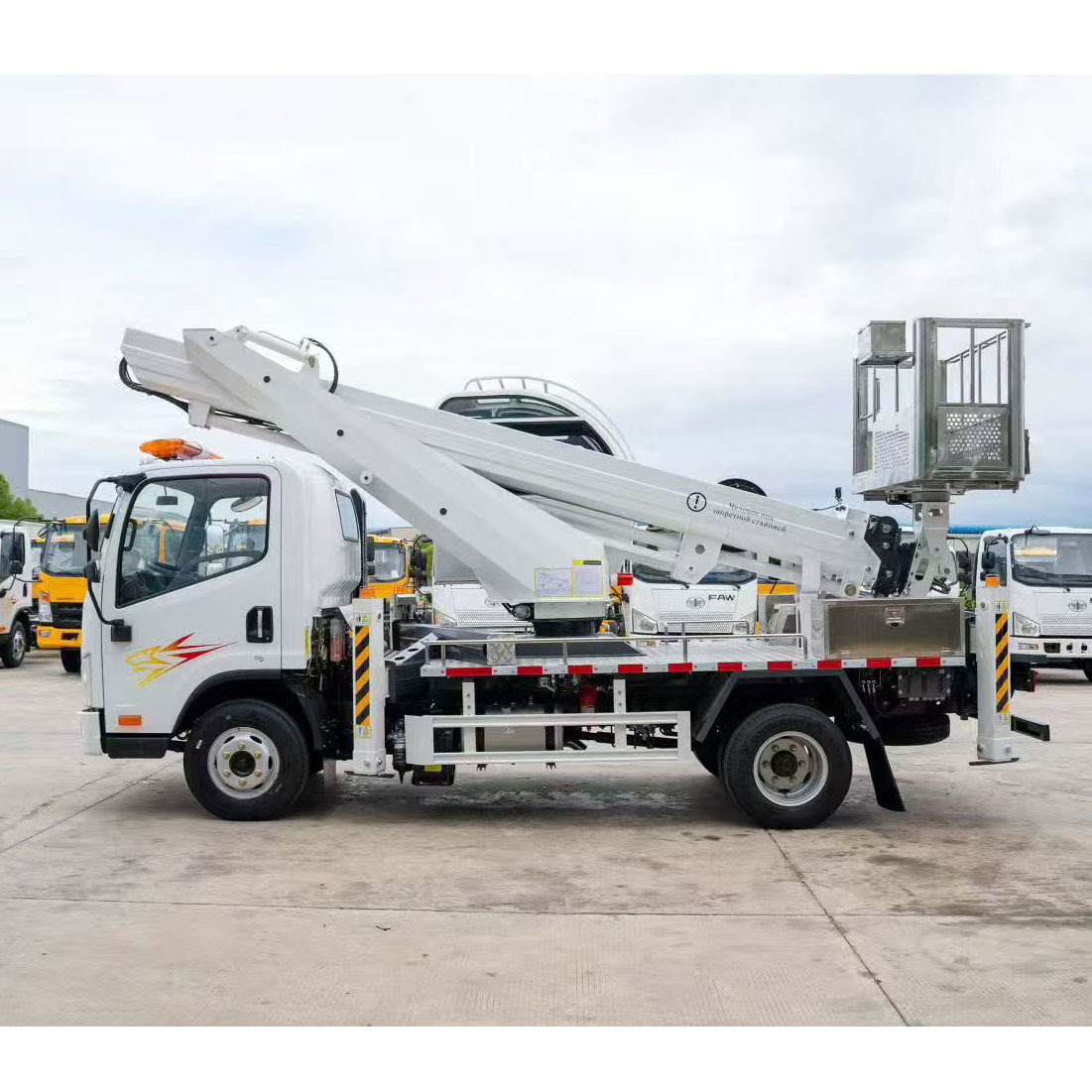 Подъемник для высотных работ, подъемник с прямой стрелой, подъемник с изогнутой стрелой с корзиной 25м доступен для экспорта