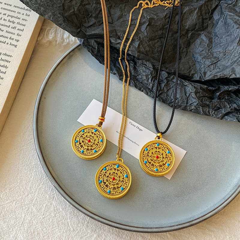 Gold-Plated Necklace for Women, Vintage Fashion Versatile Pendant with a High-End Design Sweater Chain Clothing Accessory