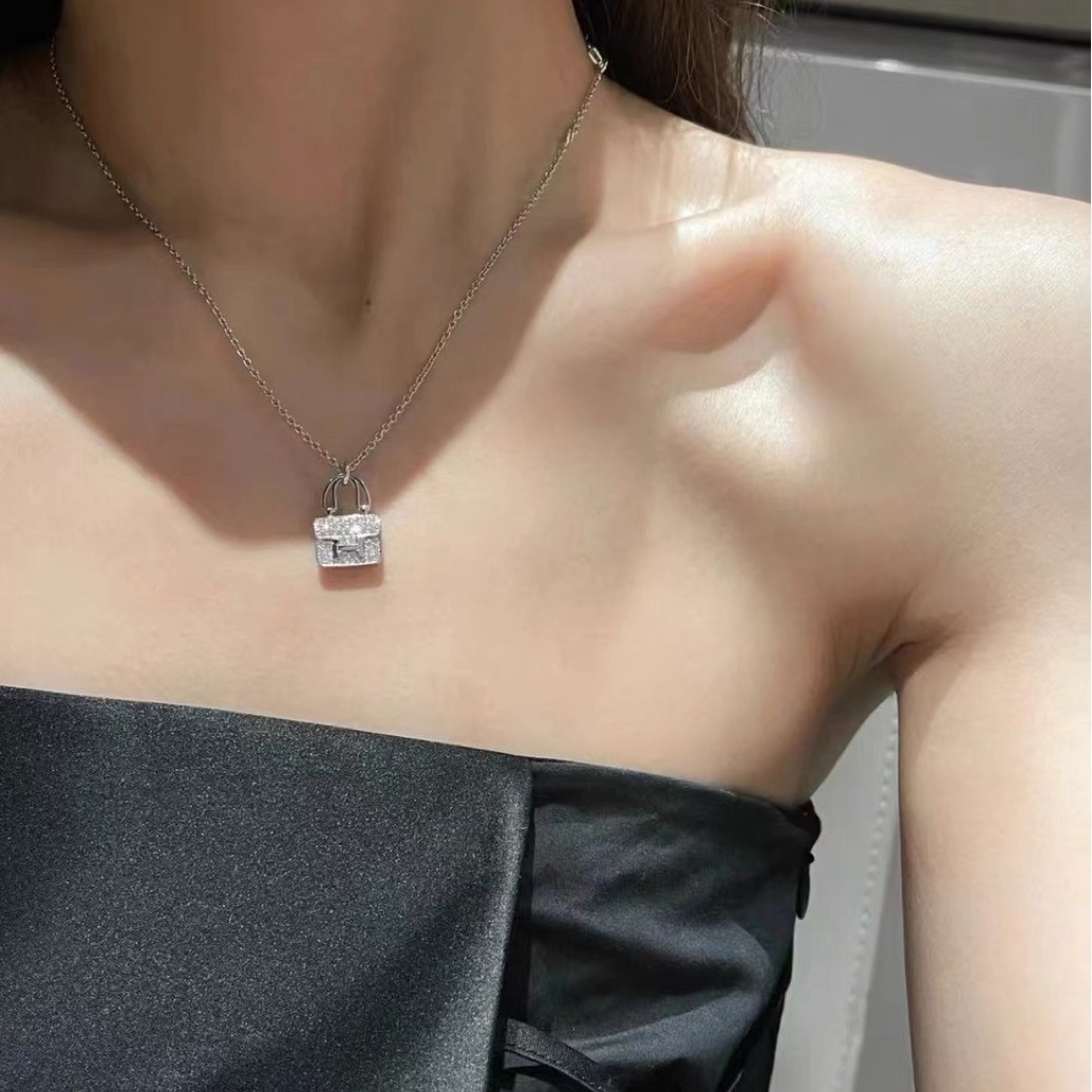 High Version of Accessible Luxury H Kangkang Bag Necklace Women's Niche Design Letter Pendant Rose Gold Full Diamond Popular Clavicle Chain
